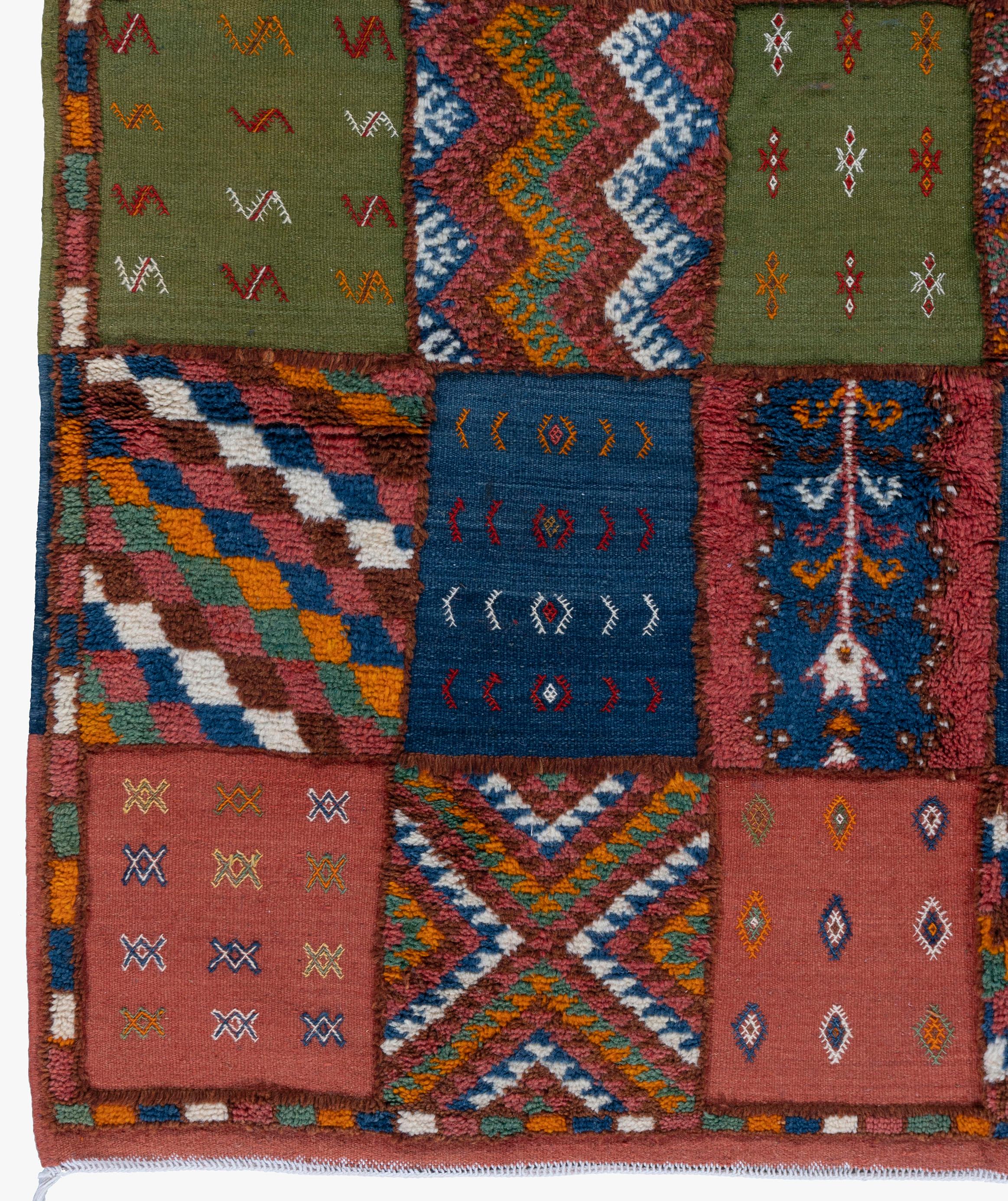 Marokkanischer Vintage-Teppich im Patch-Design  5'4 x 8'4 (Handgeknüpft) im Angebot