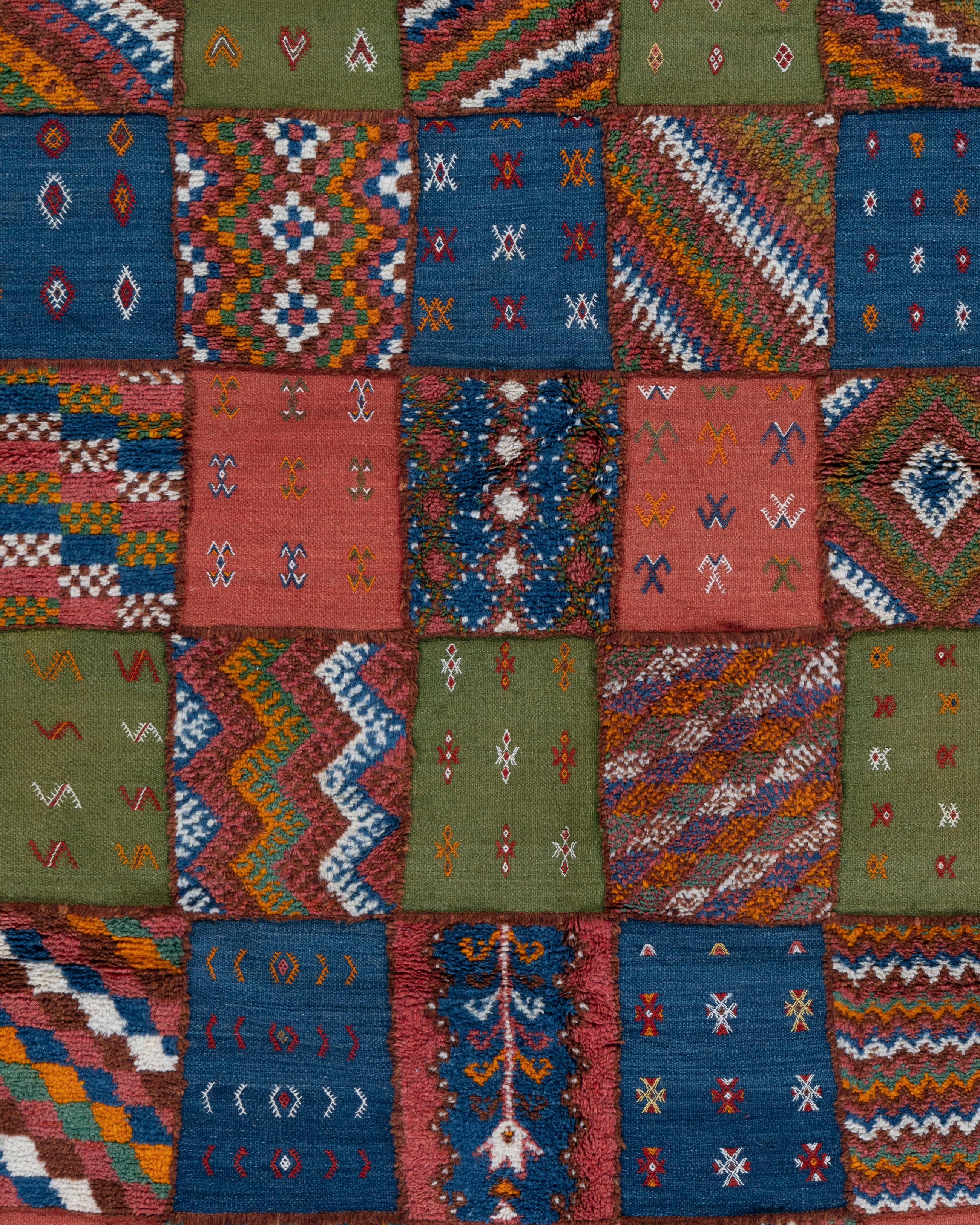 Marokkanischer Vintage-Teppich im Patch-Design  5'4 x 8'4 (Wolle) im Angebot