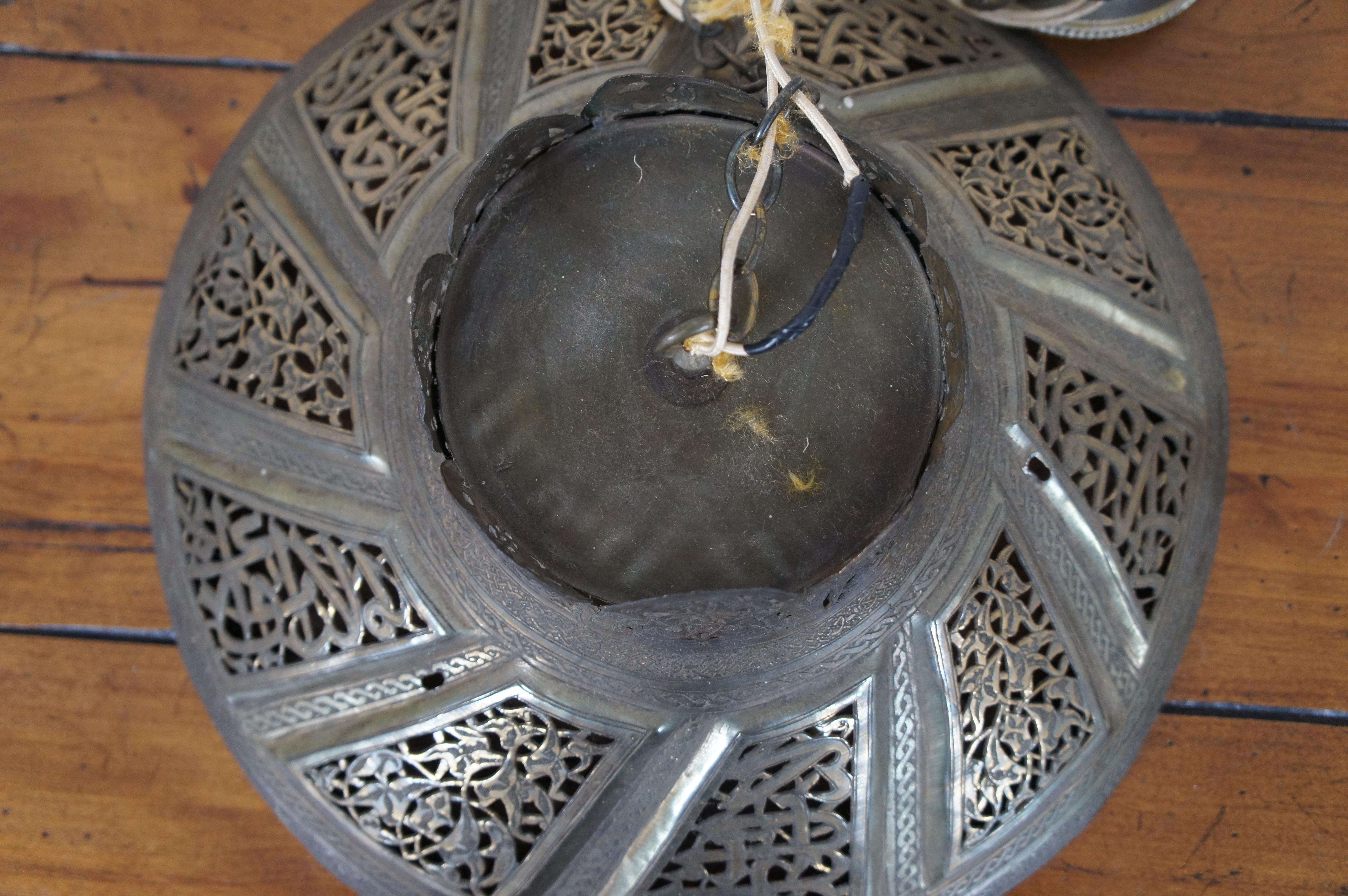 Luminaire marocain vintage en laiton réticulé et percé avec pendentif Swag 17