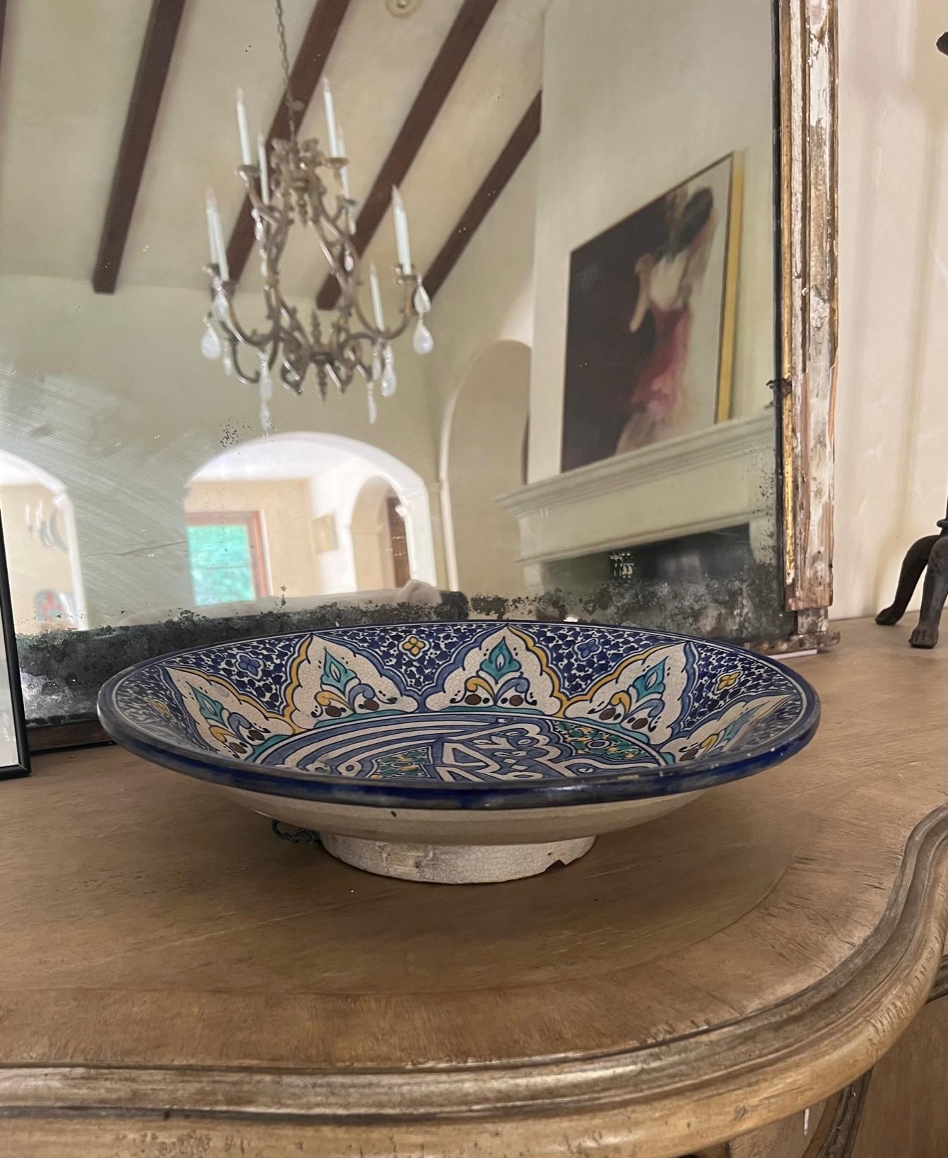 Grande ciotola vintage in ceramica Art de Poterie ACH realizzata a Fez. Come è tipico della ceramica di Fez, questa ciotola presenta forme, disegni e decorazioni intricate con influenze moresche e spagnole.