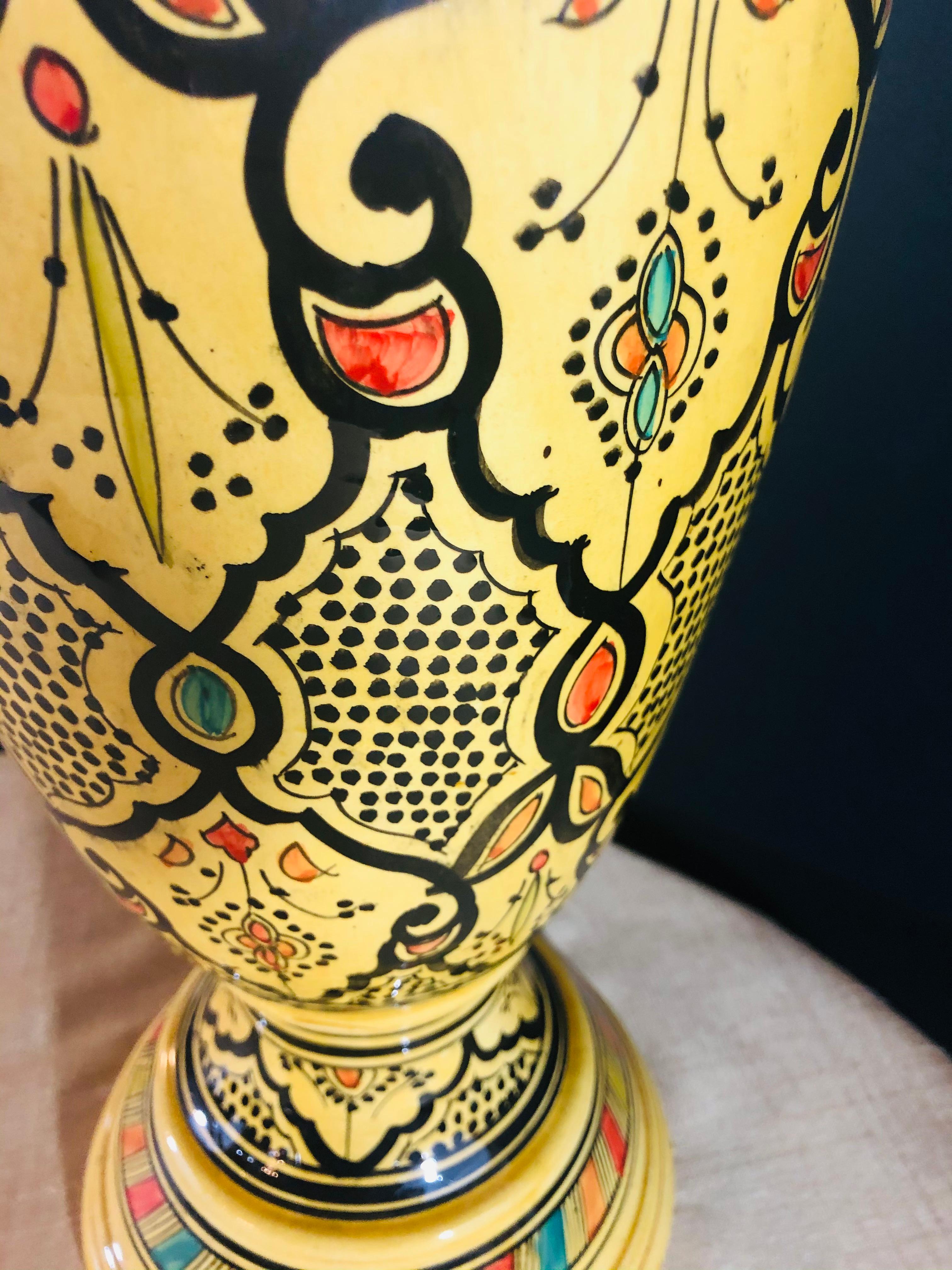 Vase jaune vintage de poterie marocaine en vente 3