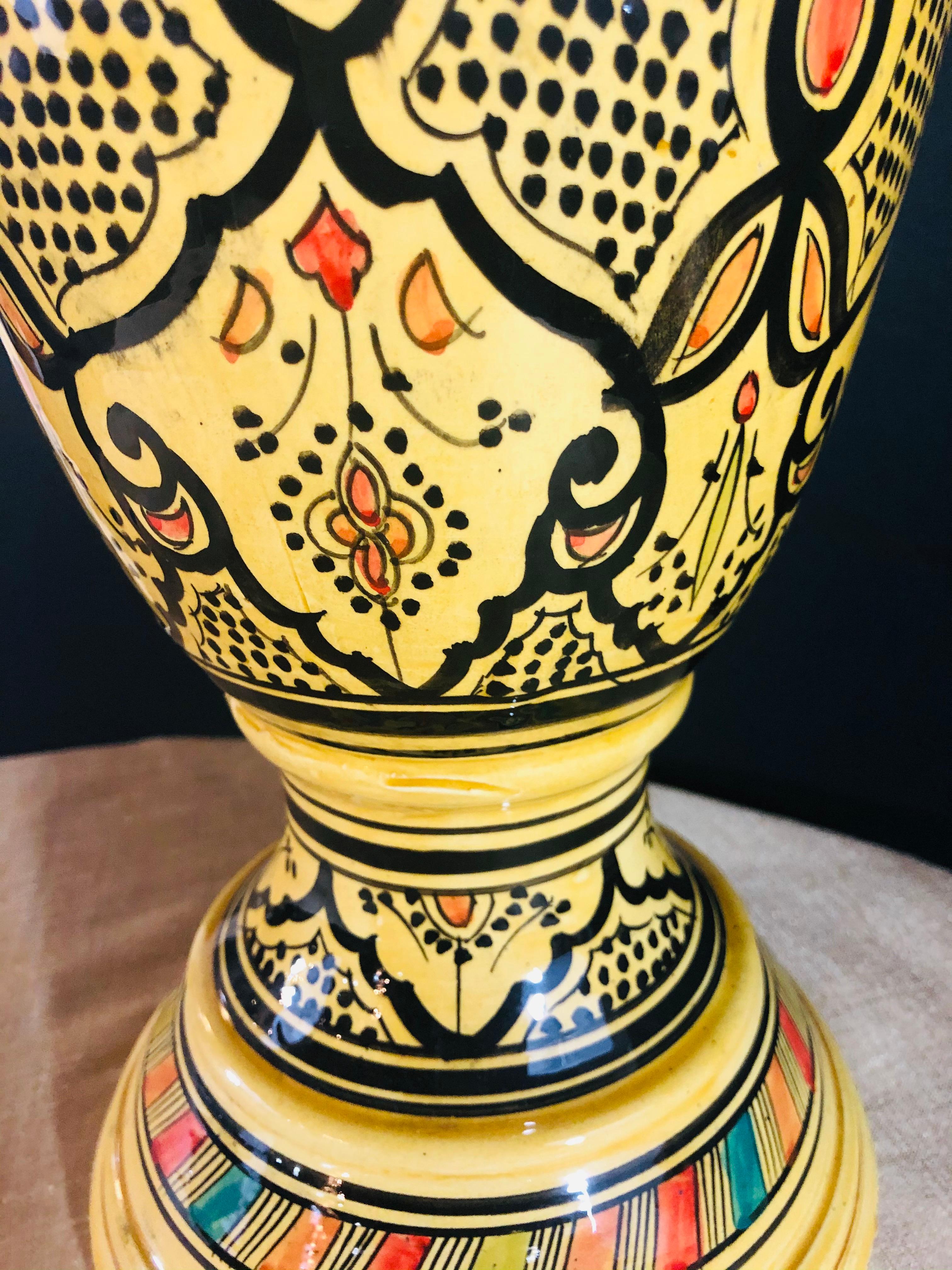 Vase jaune vintage de poterie marocaine en vente 4