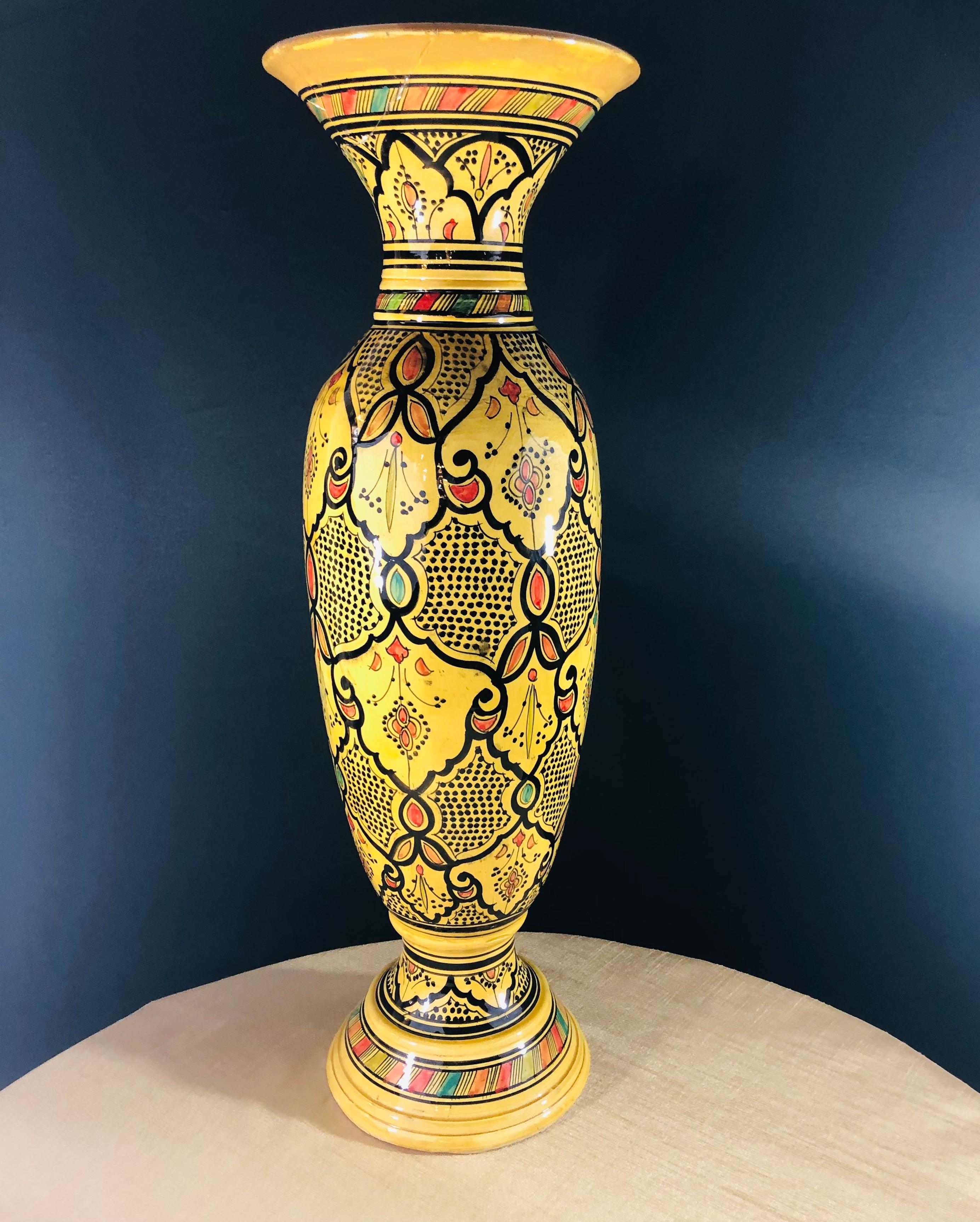 Tribal Vase jaune vintage de poterie marocaine en vente