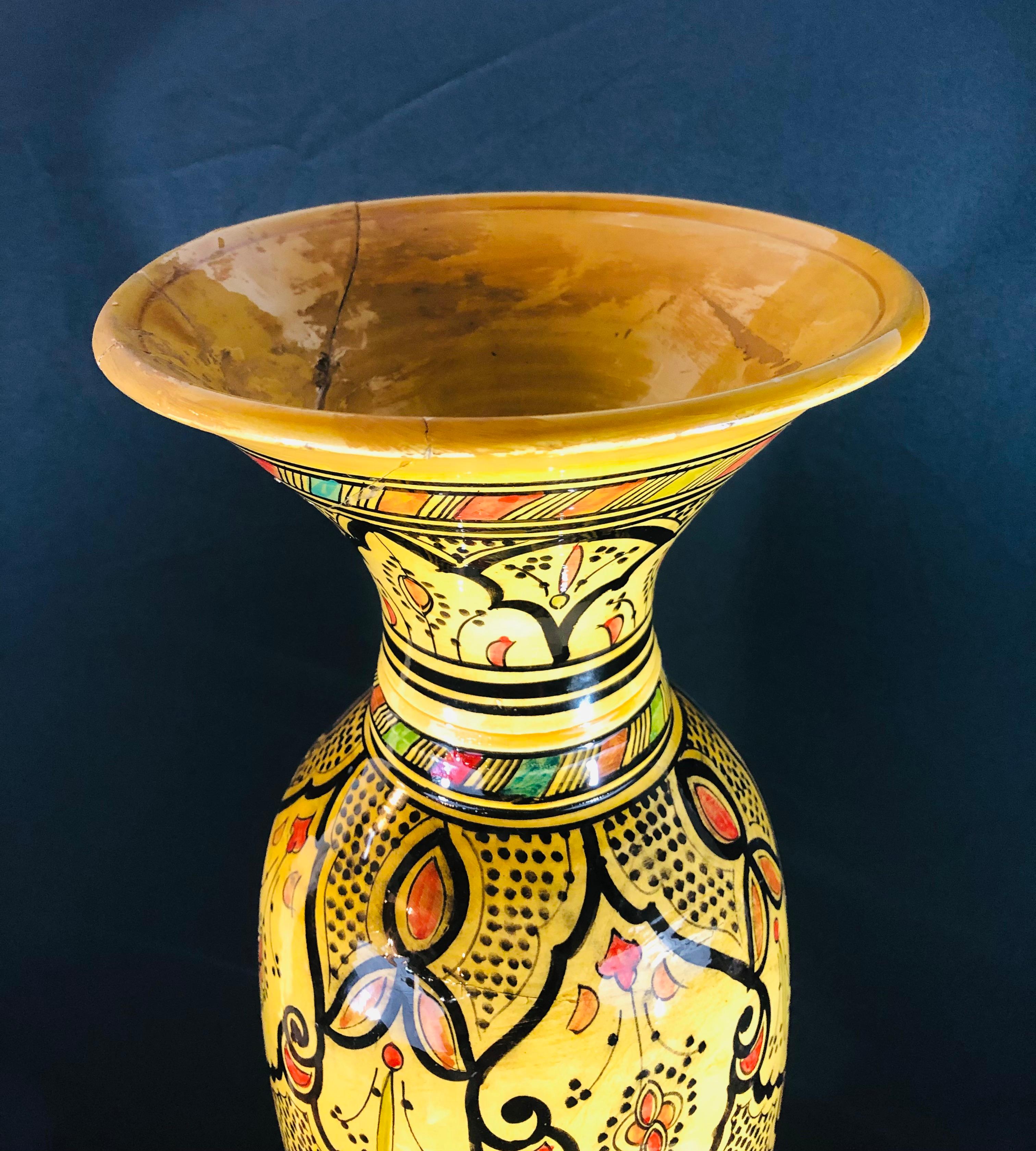 Marocain Vase jaune vintage de poterie marocaine en vente
