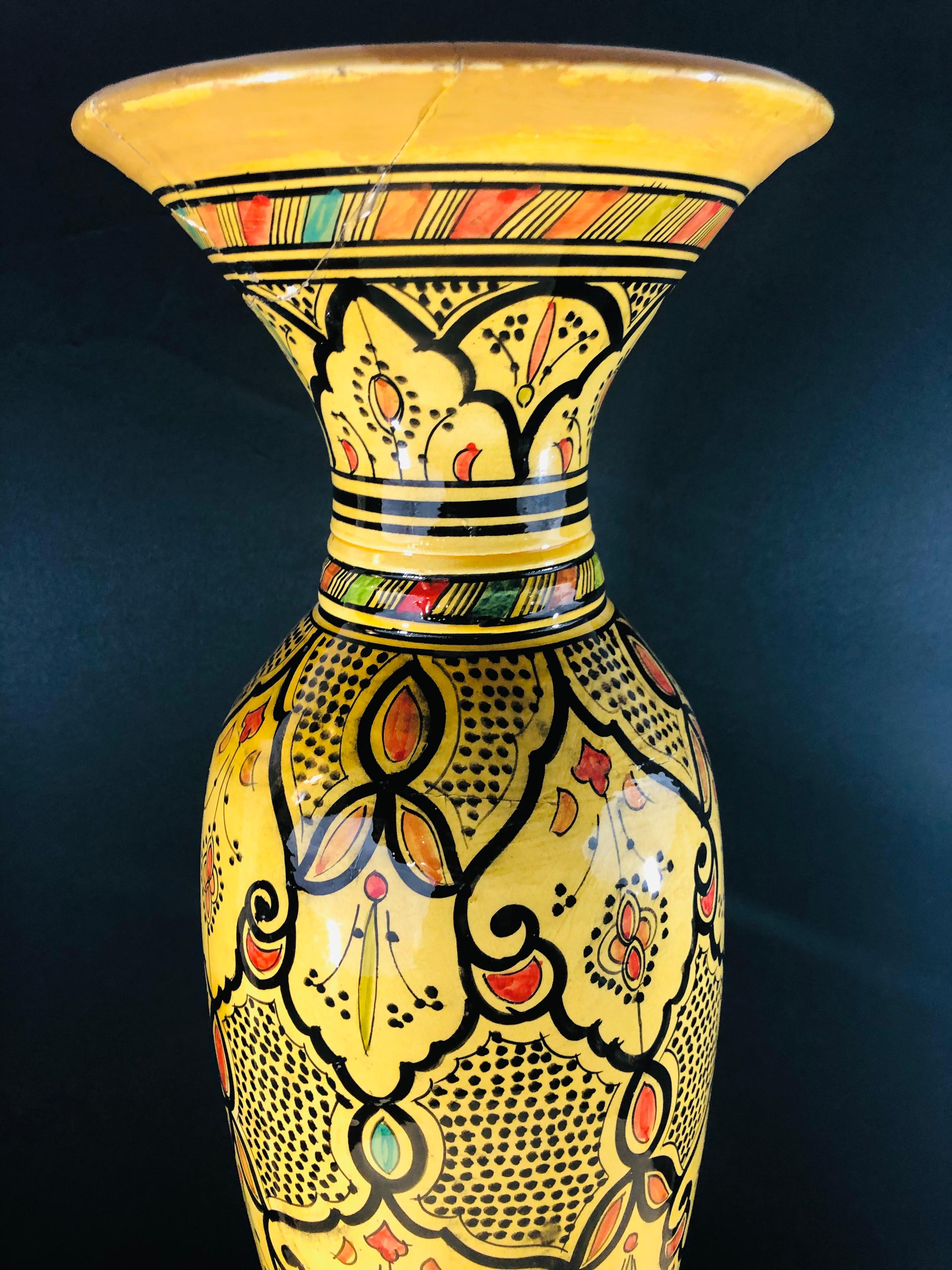 Vase jaune vintage de poterie marocaine Bon état - En vente à Plainview, NY