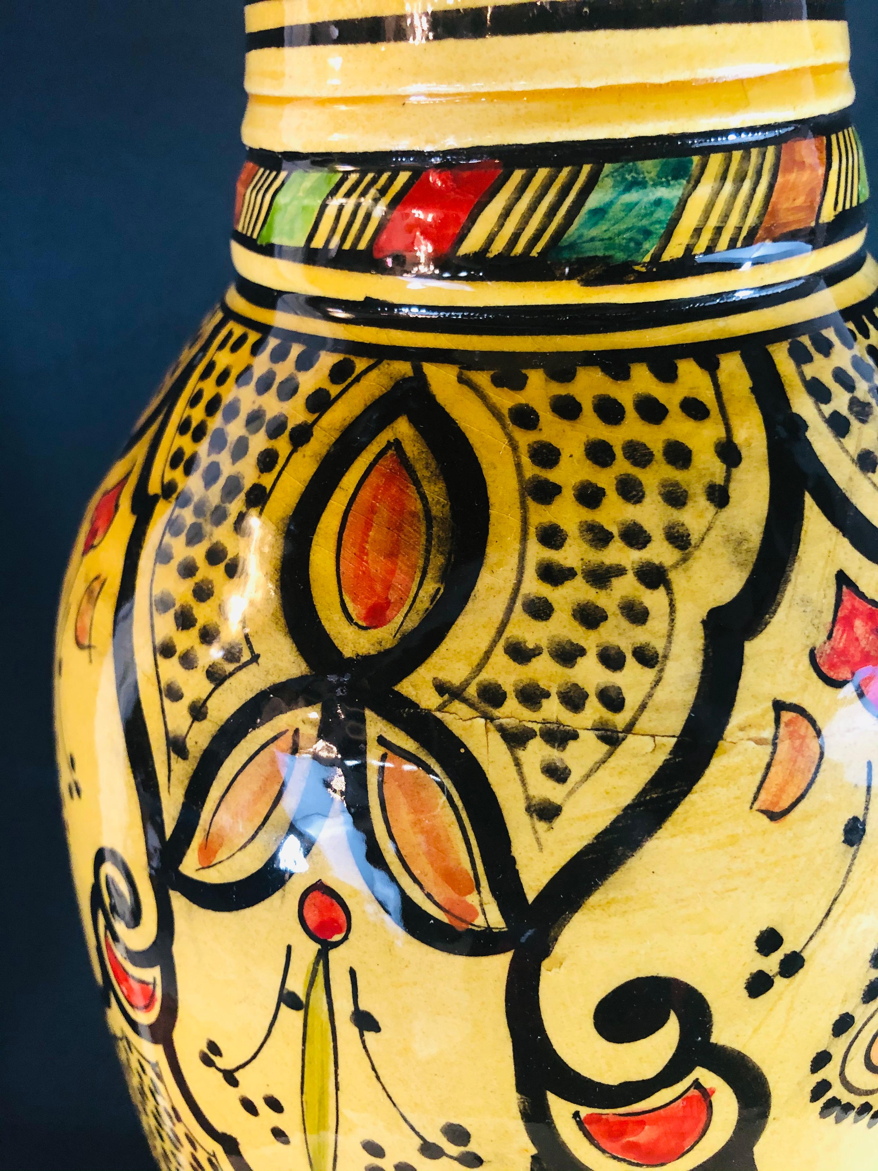 Vase jaune vintage de poterie marocaine en vente 1