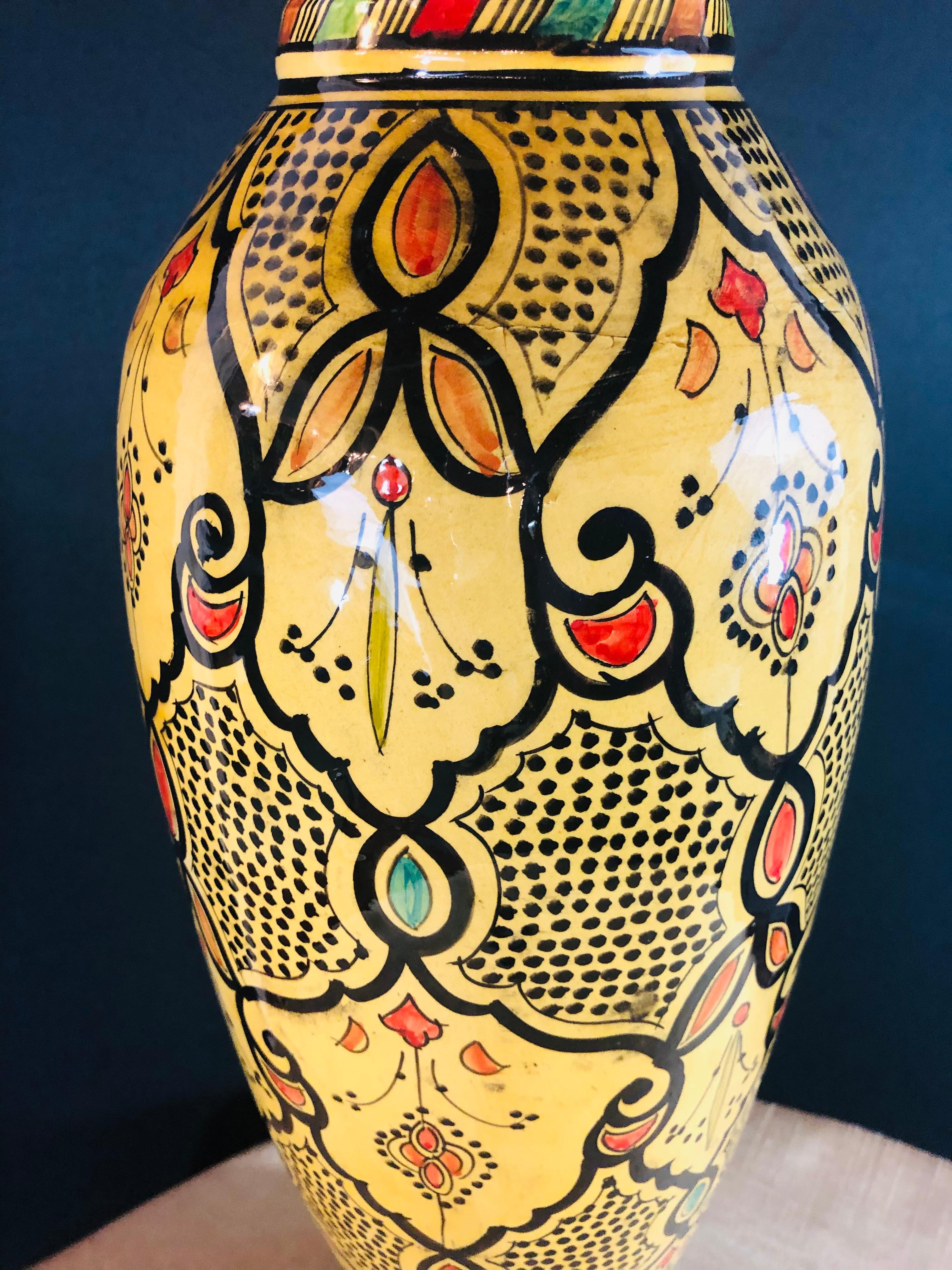 Vase jaune vintage de poterie marocaine en vente 2