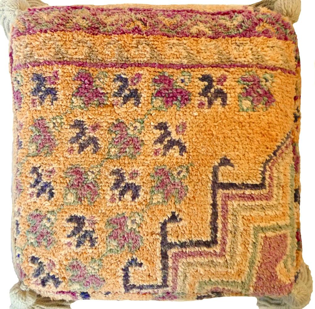 Alle unsere Hocker sind Unikate und werden aus alten Wollteppichen hergestellt, die ein einzigartiges Design und einen einzigartigen Webstil der verschiedenen Stämme Marokkos widerspiegeln.
Dieser Hocker wurde aus einem abstrakten, handgewebten