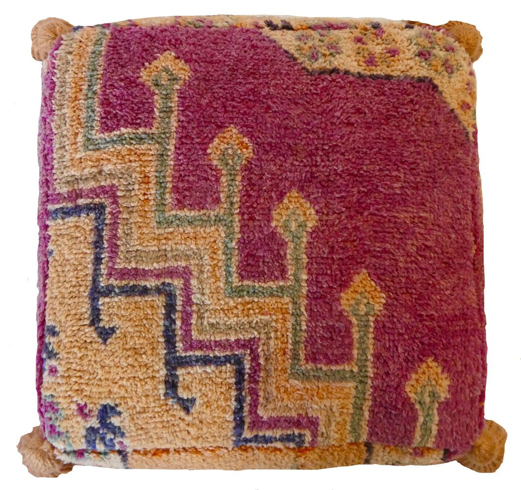 Puf de suelo marroquí hecho a partir de una alfombra abstracta de mediados de siglo tejida a mano en lana hilada a mano de color albaricoque, magenta y añil. Detalles artesanales de borlas y respaldo de kilim. Nuevo inserto alternativo de plumón