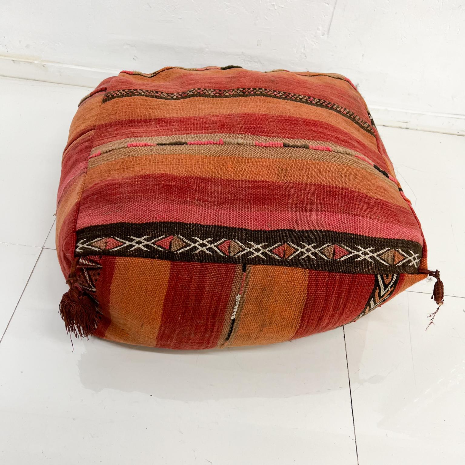 Mid-Century Modern Coussin d'oreiller Kilim marocain vintage pouf en vente