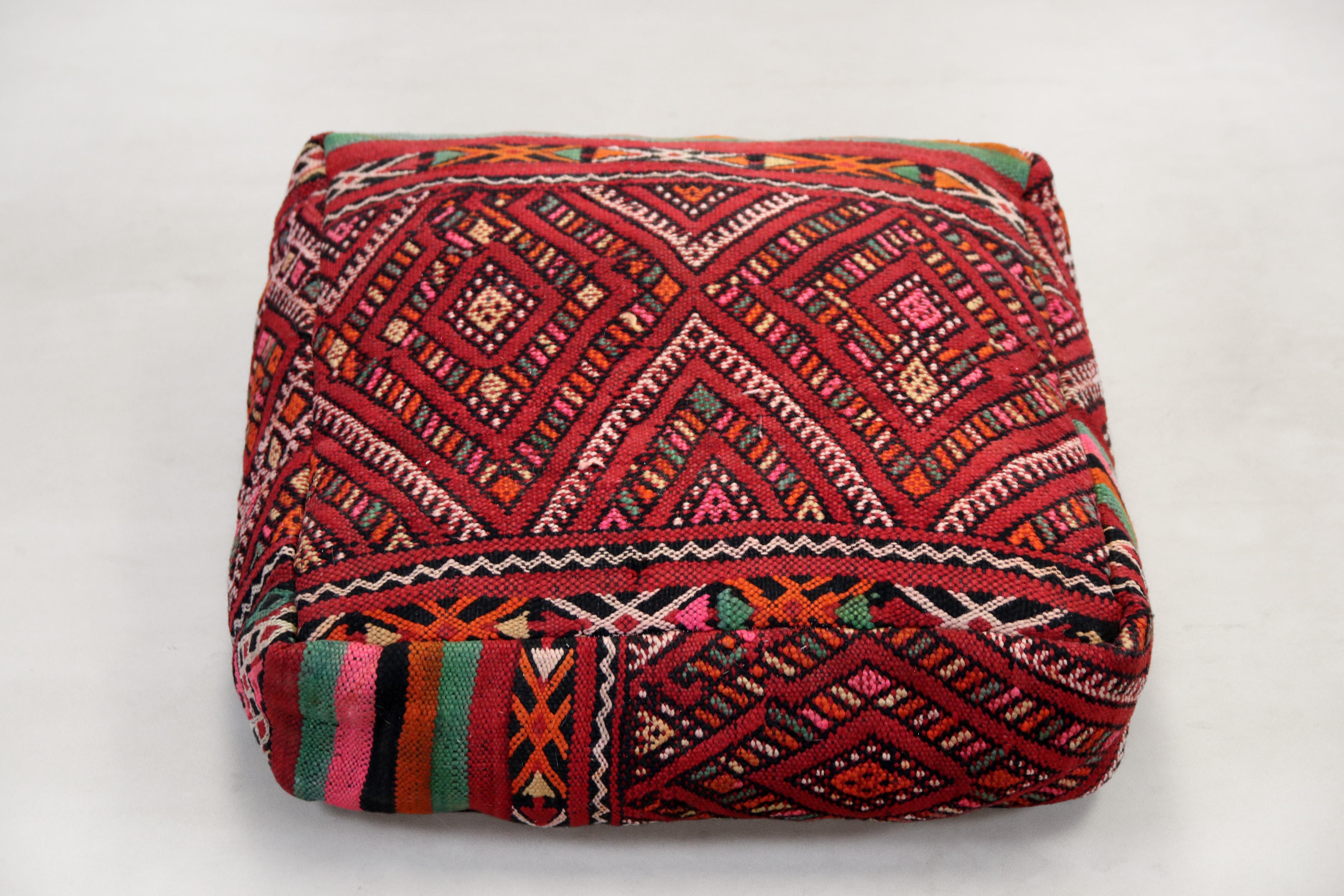 Beautiful pouf or floor cushion made of an antique woolen Zemmour carpet from Morocco. The pouf is hand-knotted and handmade and has a zipper. The filling is included in the price. If desired, the pouf can also be sent without filling, for foreign