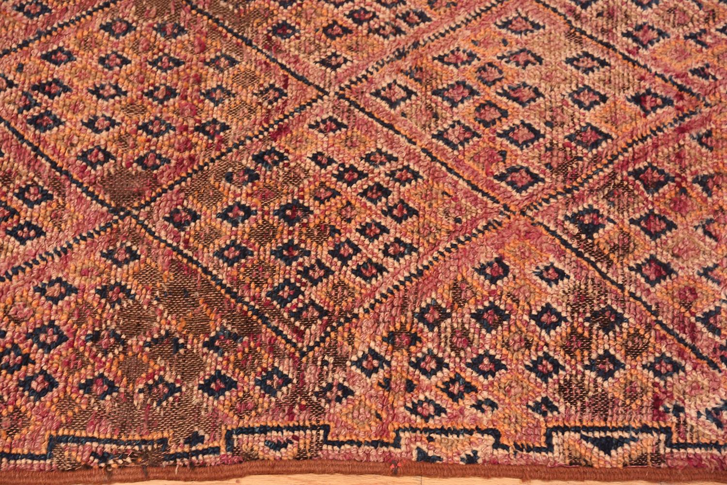 Magnifique tapis marocain géométrique violet vintage, pays d'origine : Maroc, date circa mid-20th century. Dimensions : 4 ft 9 in x 6 ft 8 in (1+2=8]).