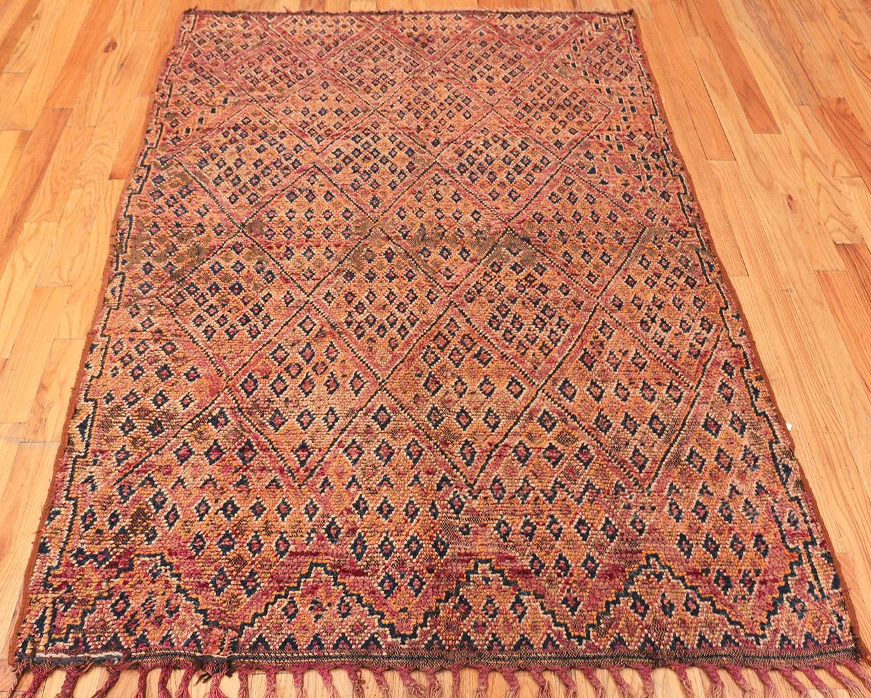 20ième siècle Tapis géométrique marocain violet vintage. 4 pieds 9 po. x 6 pieds 8 po. en vente