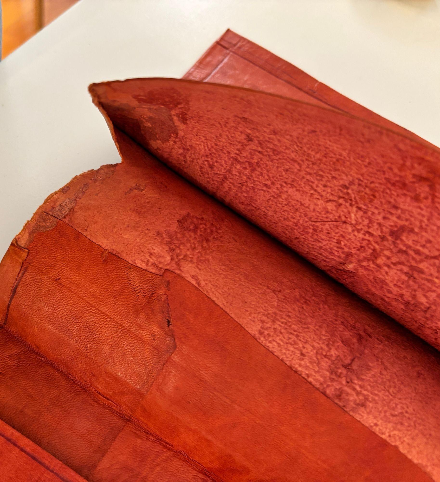 Fatto a mano Padfolio marocchino d'epoca in pelle goffrata rossa e oro in vendita
