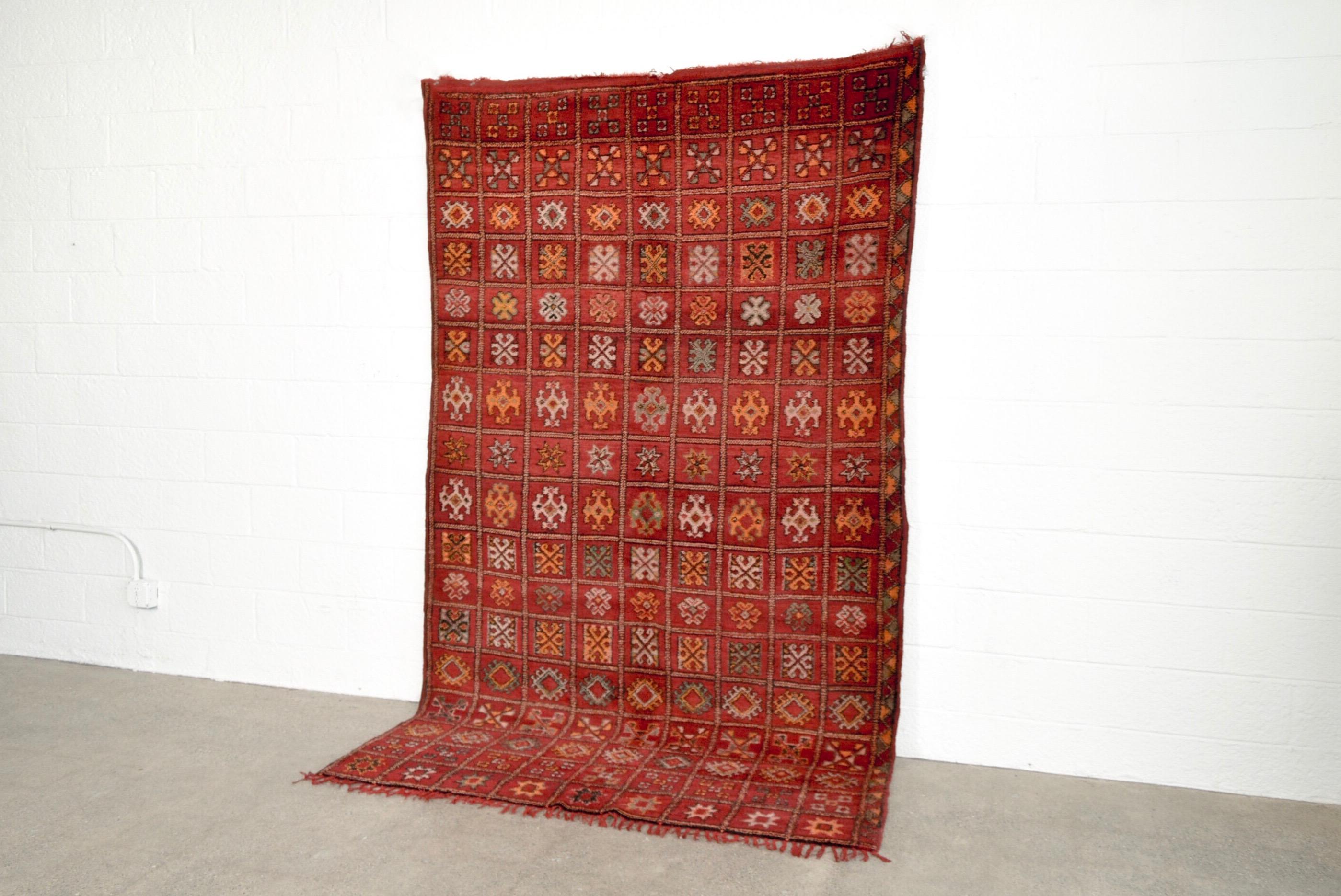 Vintage marokkanische rote Wolle Tribal großen Boden Bereich Teppich (Stammeskunst) im Angebot