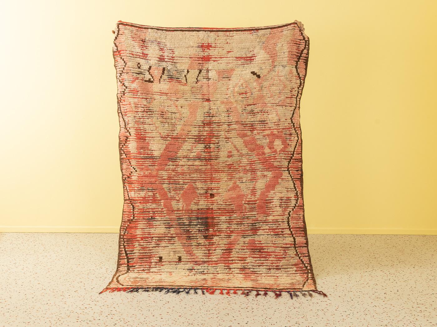 Dieser Rehamna-Teppich im Vintage-Stil besteht zu 100 % aus Wolle und ist weich und angenehm zu tragen. Unsere Berberteppiche sind handgefertigt, ein Knoten nach dem anderen. Jeder unserer Berberteppiche ist ein langlebiges Einzelstück, das auf
