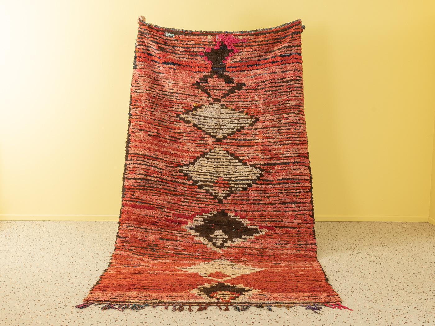 Ce Rehamna est un tapis vintage en laine avec quelques parties en laine recyclée - doux et confortable sous le pied. Nos tapis berbères sont fabriqués à la main, un nœud à la fois. Chacun de nos tapis berbères est une pièce unique et durable, créée