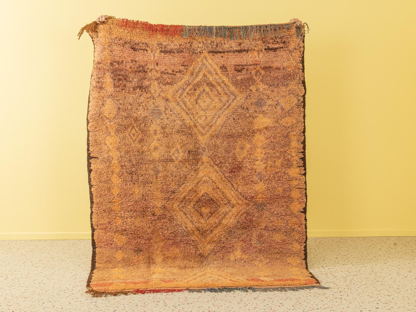 Dieser Vintage Rehamna ist ein Teppich aus 100 % Wolle - weich und angenehm zu tragen. Unsere Berberteppiche sind handgefertigt, ein Knoten nach dem anderen. Jeder unserer Berberteppiche ist ein langlebiges Einzelstück, das auf nachhaltige Weise aus