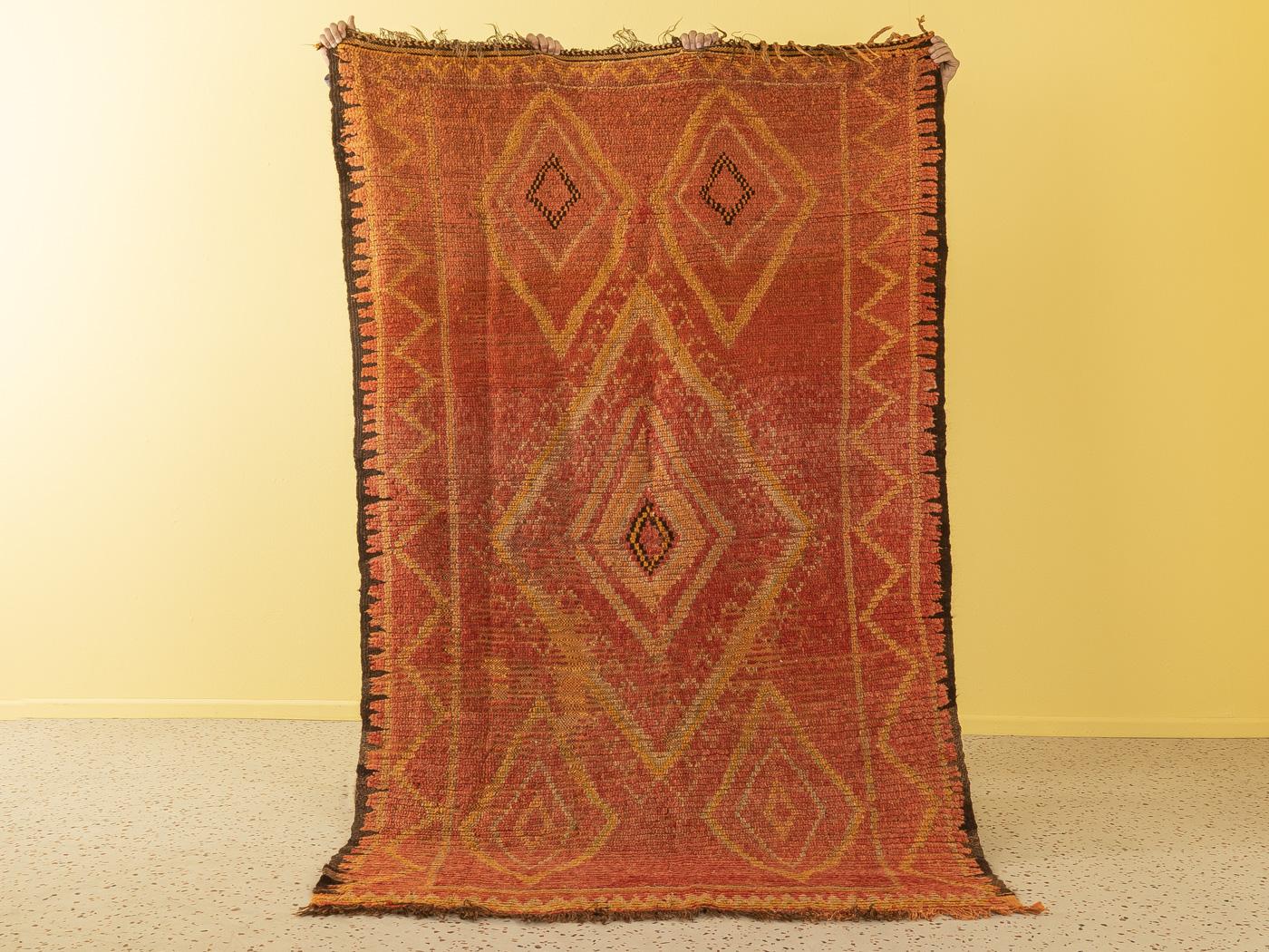 Ce Rehamna Vintage est un tapis 100% laine - doux et confortable sous les pieds. Nos tapis berbères sont fabriqués à la main, un nœud à la fois. Chacun de nos tapis berbères est une pièce unique de longue durée, créée de manière durable avec de la