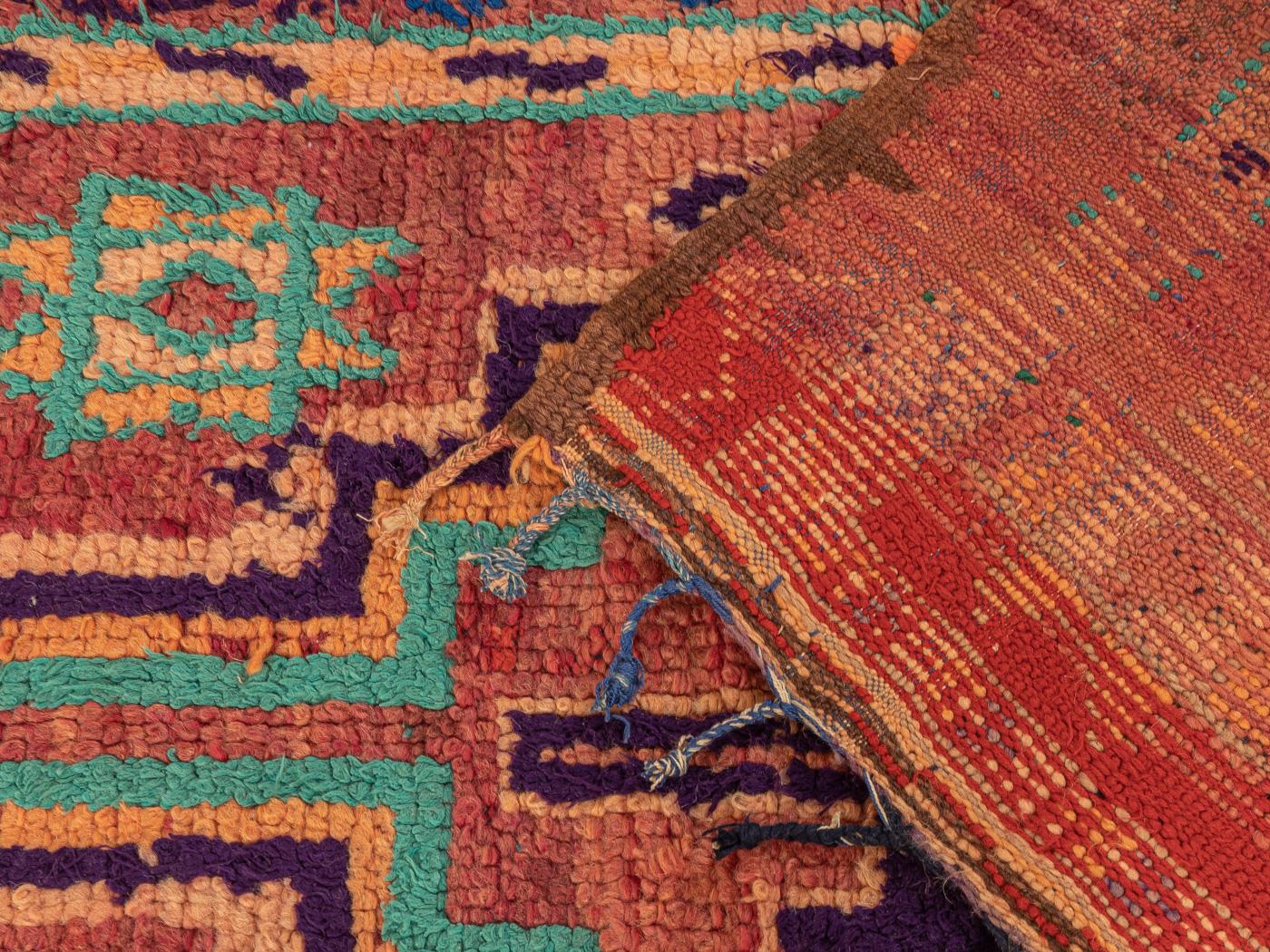 Marokkanischer Rehamna-Berberteppich aus dem Mittleren Atlasgebirge in Rot, Grün und Schwarz (Handgewebt) im Angebot