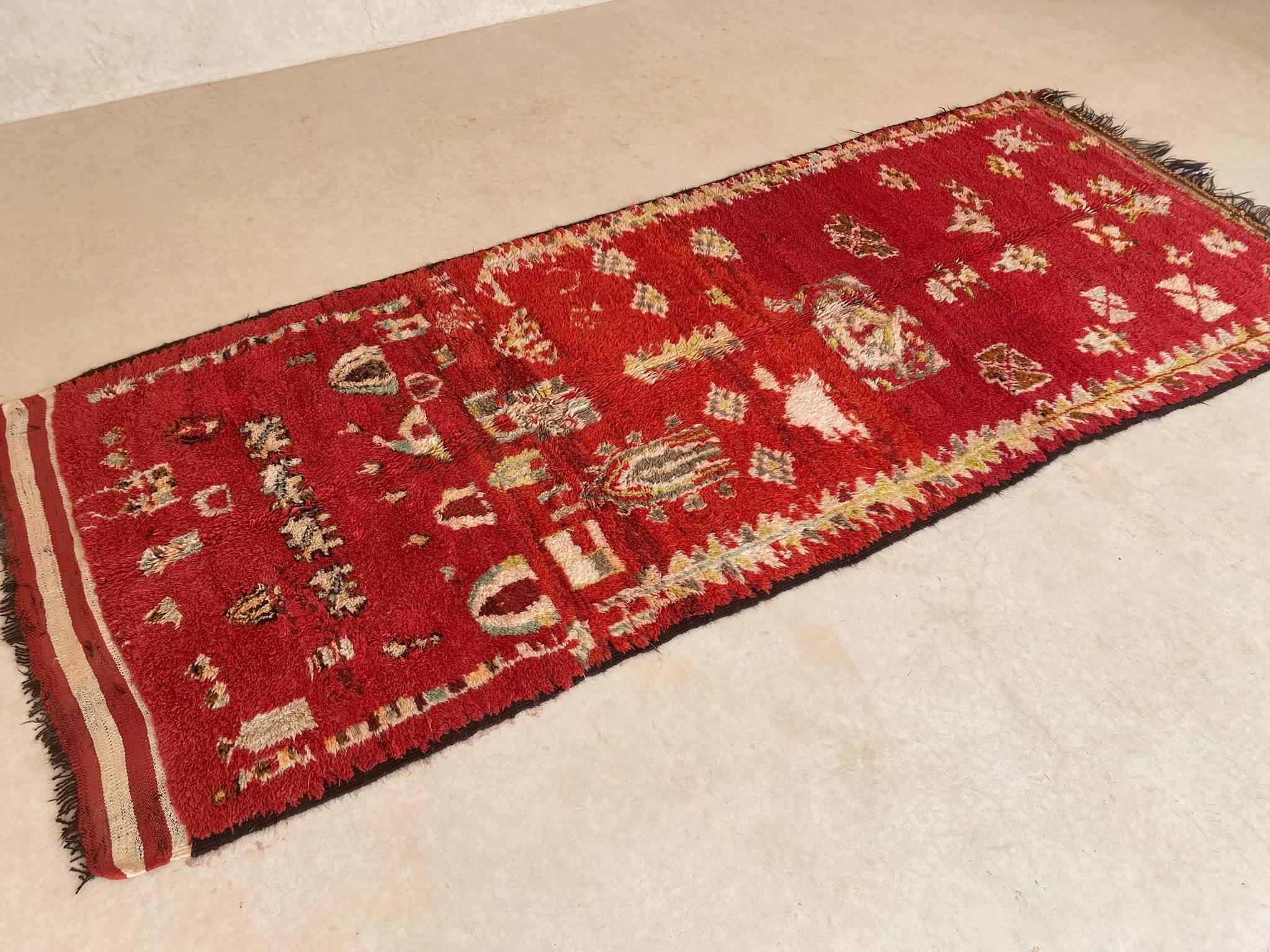 Marokkanischer Rehamna-Teppich im Vintage-Stil - Rot - 5.1x12,5feet / 156x382cm im Zustand „Gut“ im Angebot in Marrakech, MA
