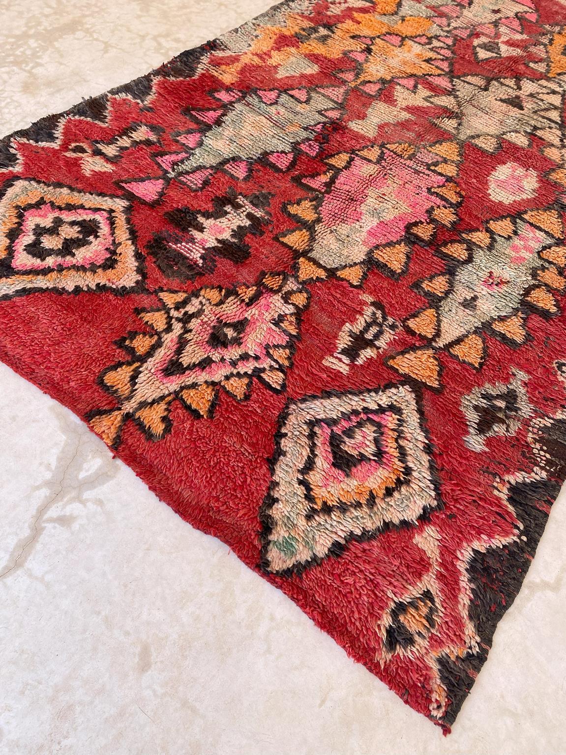 This beautiful vintage Boujad rug is a collector rug! It shows joyful colors and a bold pattern made of unregular abstract designs that probably refer to pregnancy. We know that birth is one of the main topics when it comes to tribal moroccan rugs,