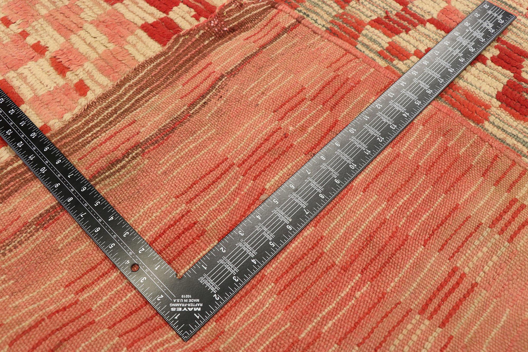 Vintage Moroccan Rehamna Rug with Checkerboard Pattern and Cubism Style In Good Condition For Sale In Dallas, TX