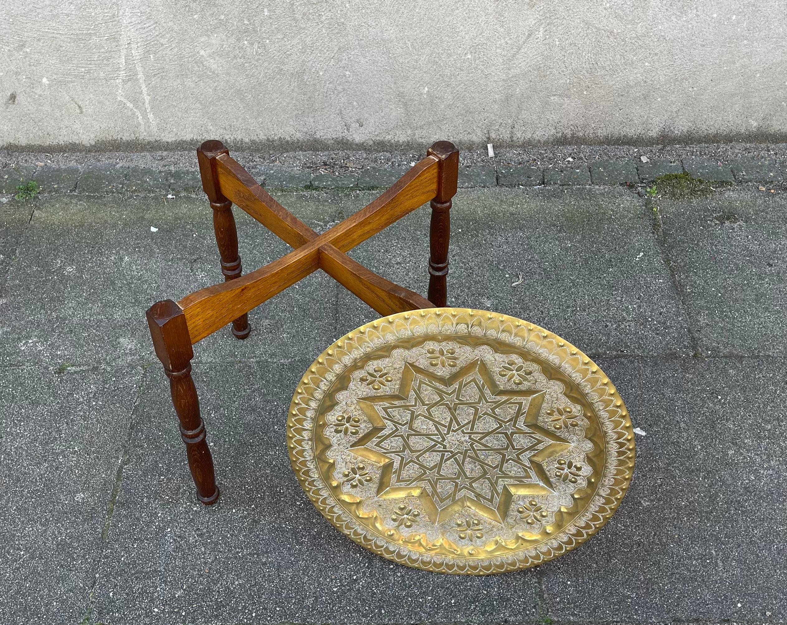 Ein stilvoller und zugleich praktischer Tisch im marokkanischen oder maurischen Stil der 1960er oder 1970er Jahre, der ursprünglich zum Servieren von Tee und/oder Tabak gedacht war. Es verfügt über ein dickes, handgraviertes Tablett aus massivem,