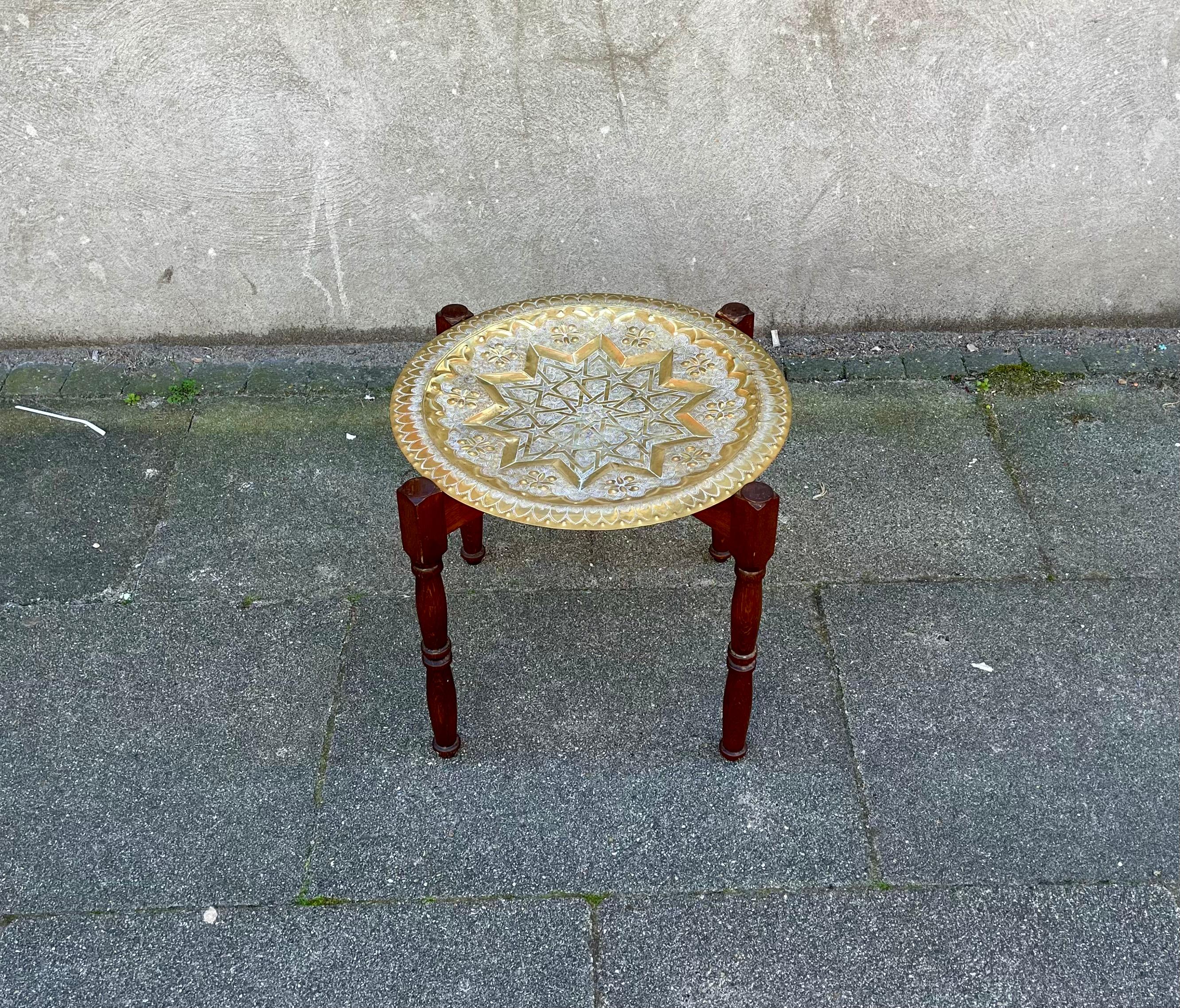 Runder marokkanischer Tisch mit graviertem Messing-Tablett, 1970er Jahre (Maurisch) im Angebot