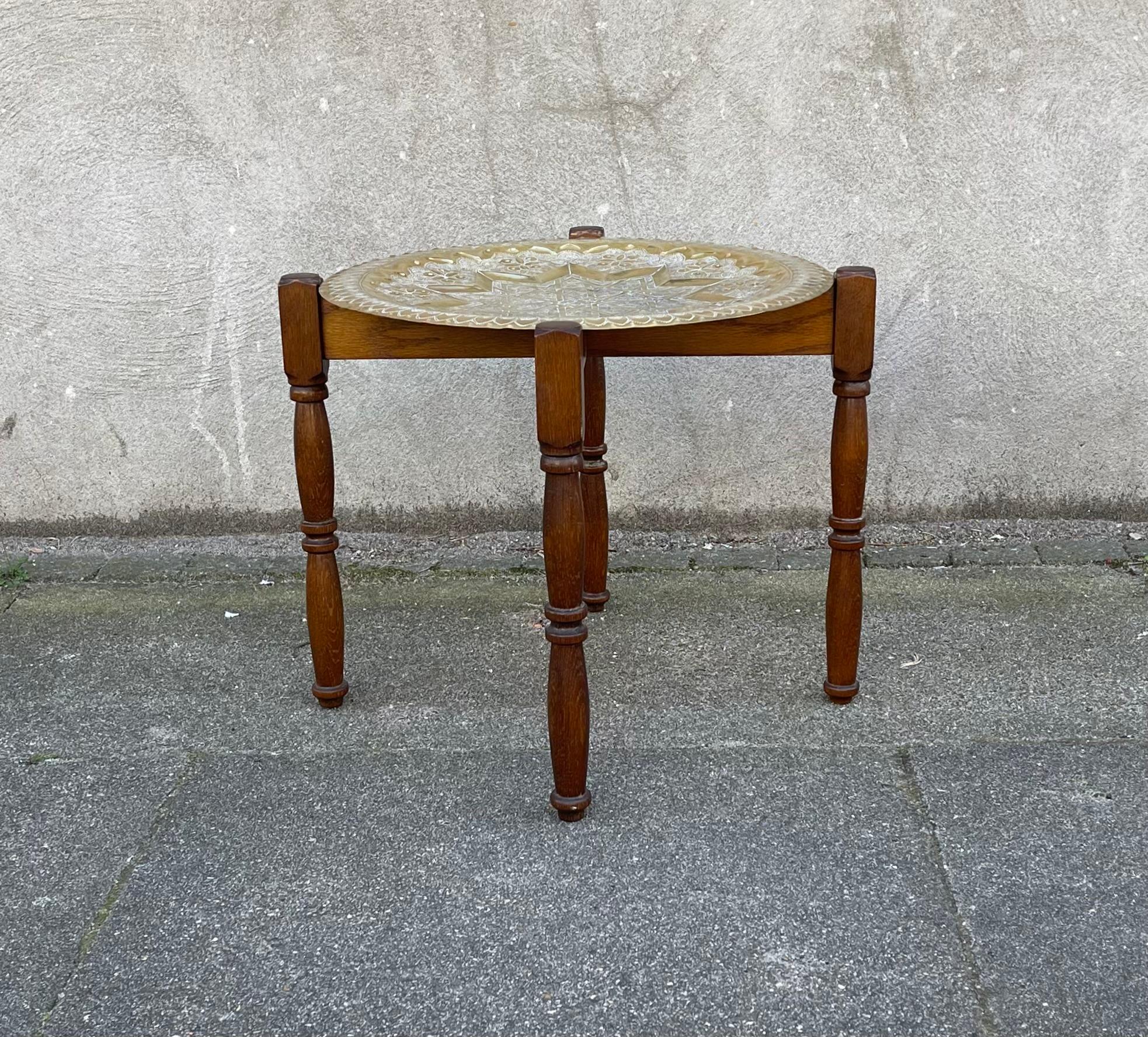 Runder marokkanischer Tisch mit graviertem Messing-Tablett, 1970er Jahre im Zustand „Gut“ im Angebot in Esbjerg, DK