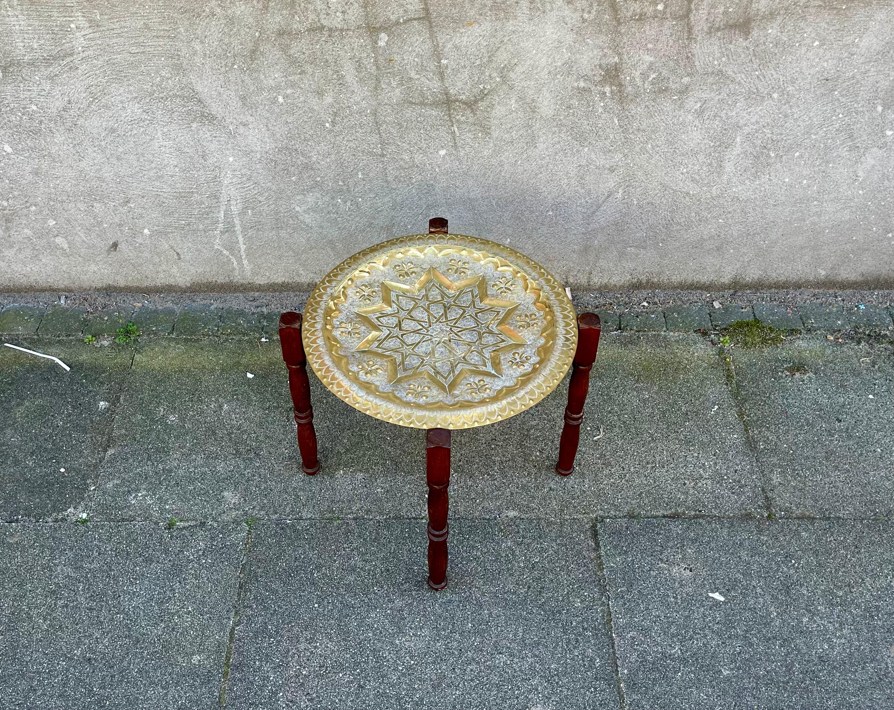 Runder marokkanischer Tisch mit graviertem Messing-Tablett, 1970er Jahre im Angebot 1