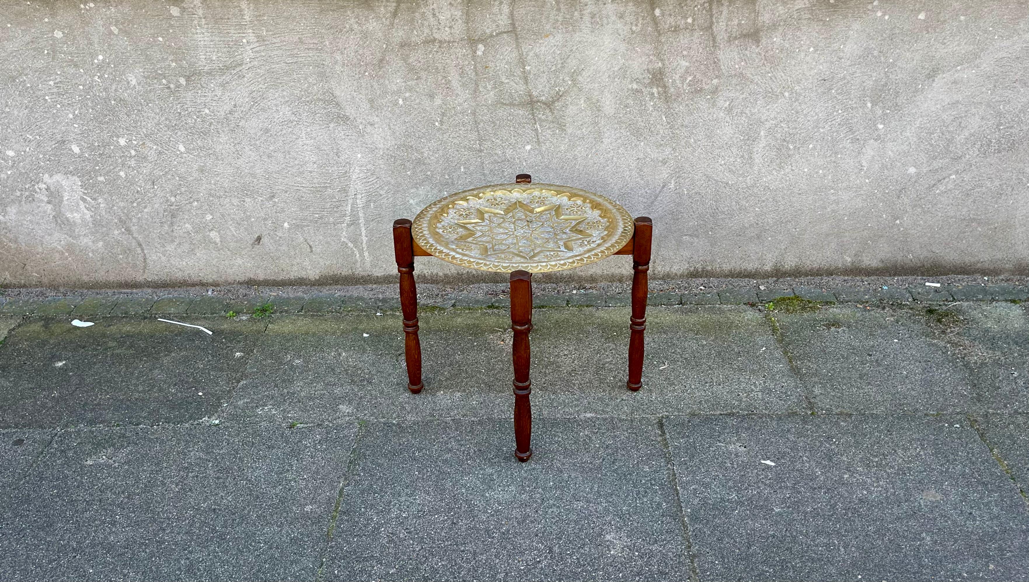 Runder marokkanischer Tisch mit graviertem Messing-Tablett, 1970er Jahre im Angebot 2