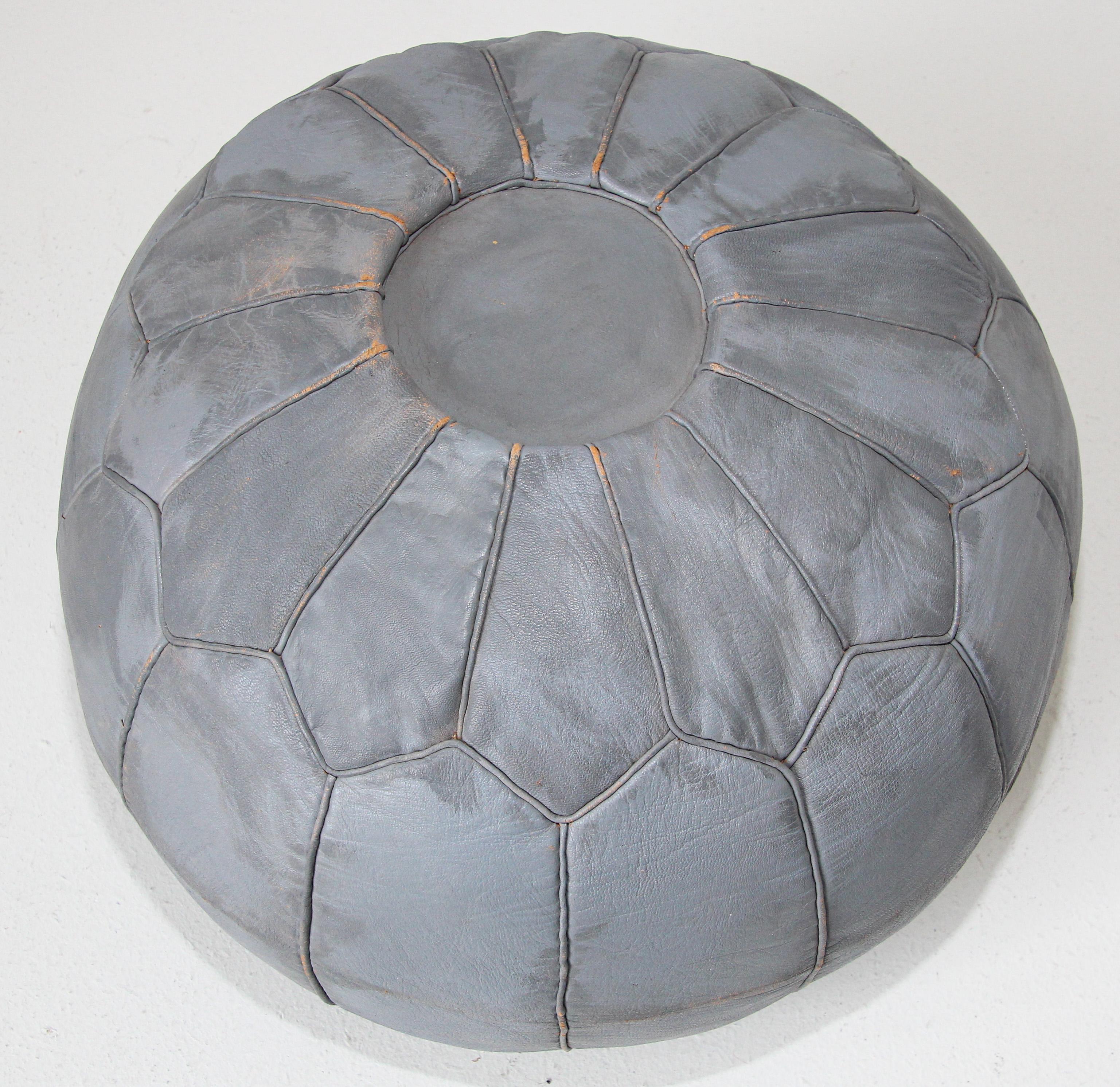 Puf vintage marroquí de cuero gris labrado a mano en Fez Marruecos Morisco en venta