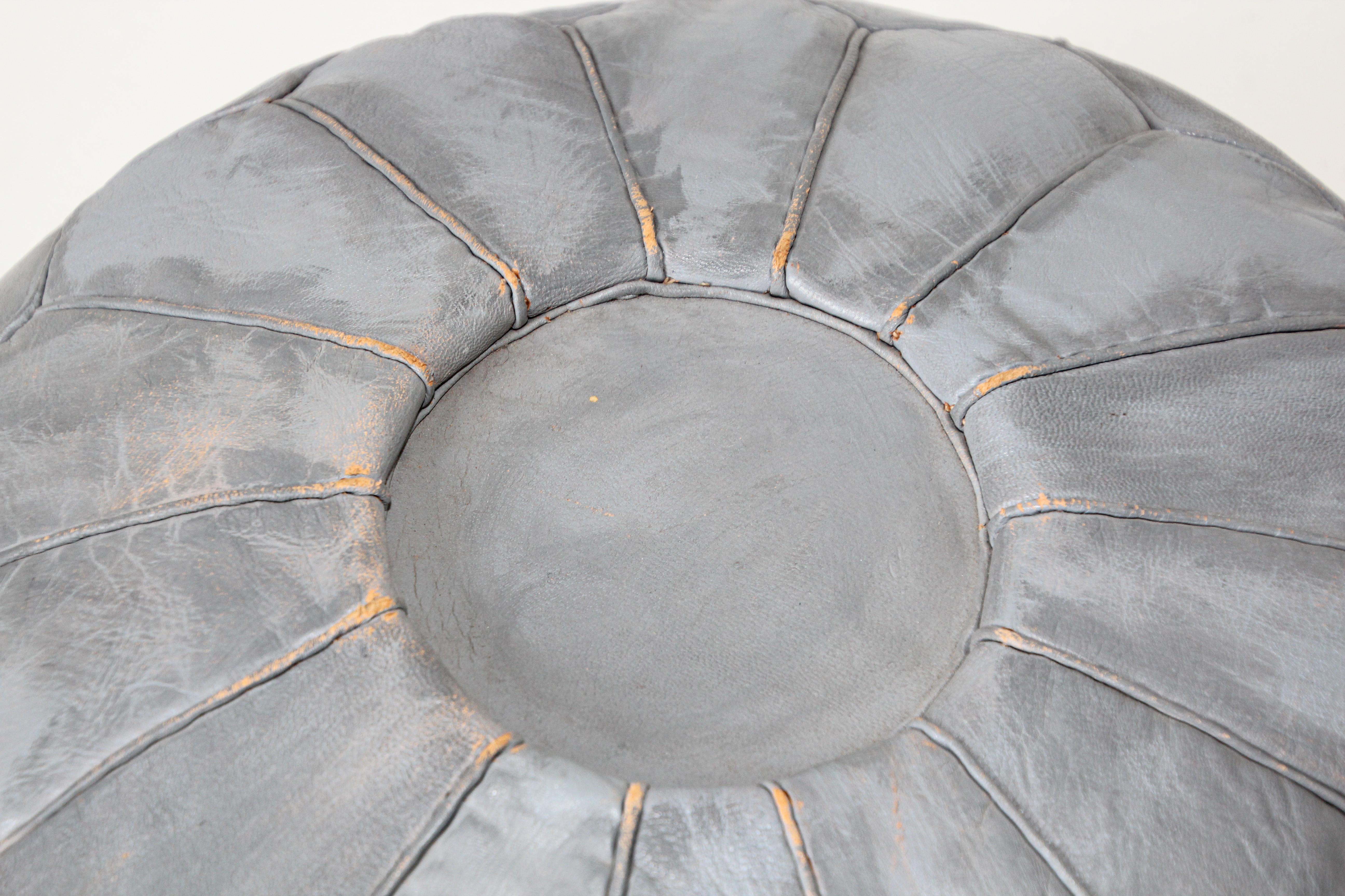 Puf vintage marroquí de cuero gris labrado a mano en Fez Marruecos Marroquí en venta