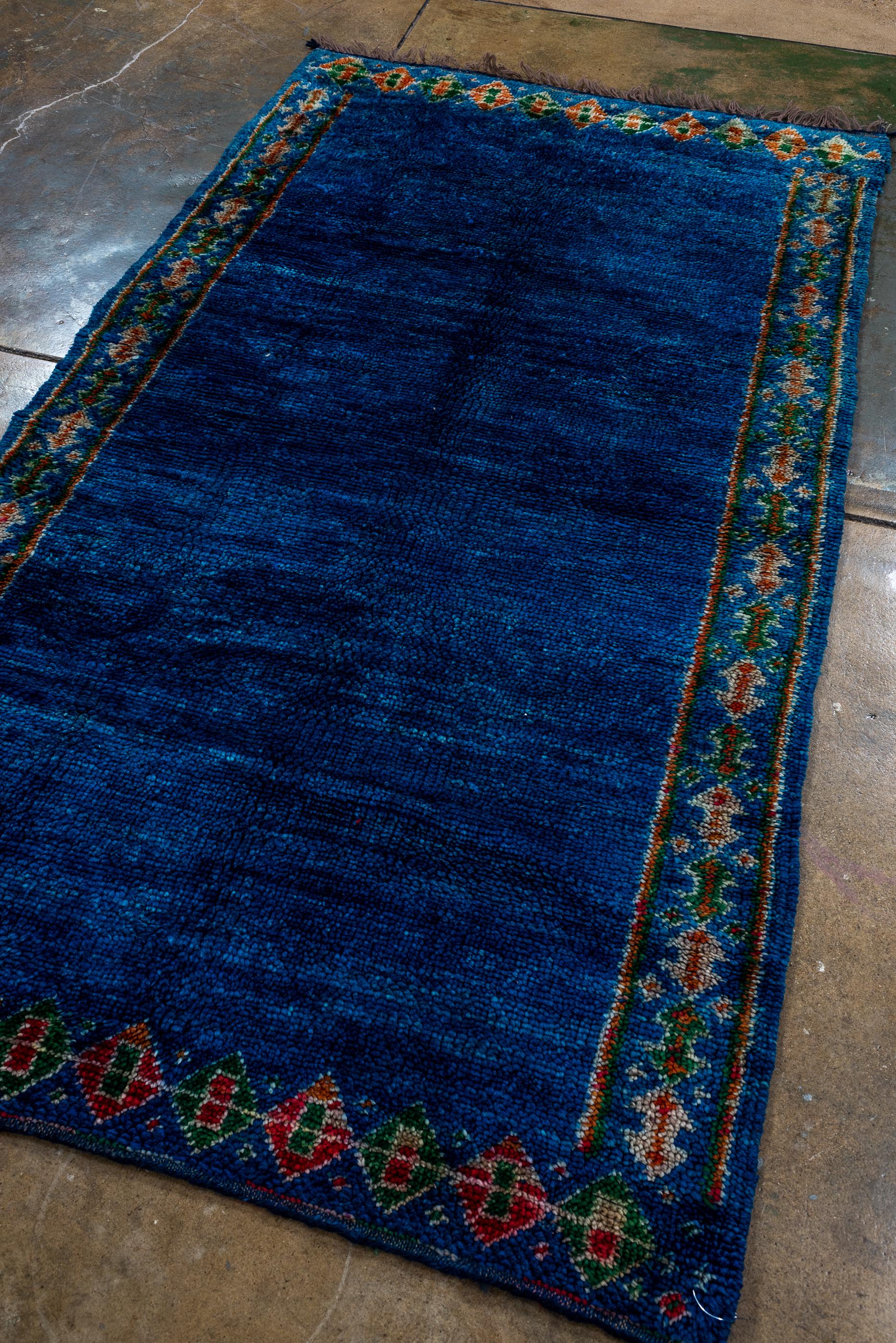 Marokkanischer königsblauer Vintage-Teppich (Stammeskunst) im Angebot