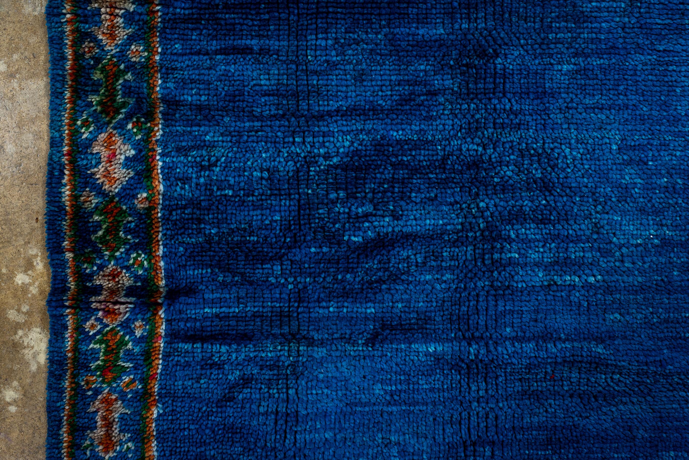 Marokkanischer königsblauer Vintage-Teppich im Zustand „Gut“ im Angebot in New York, NY