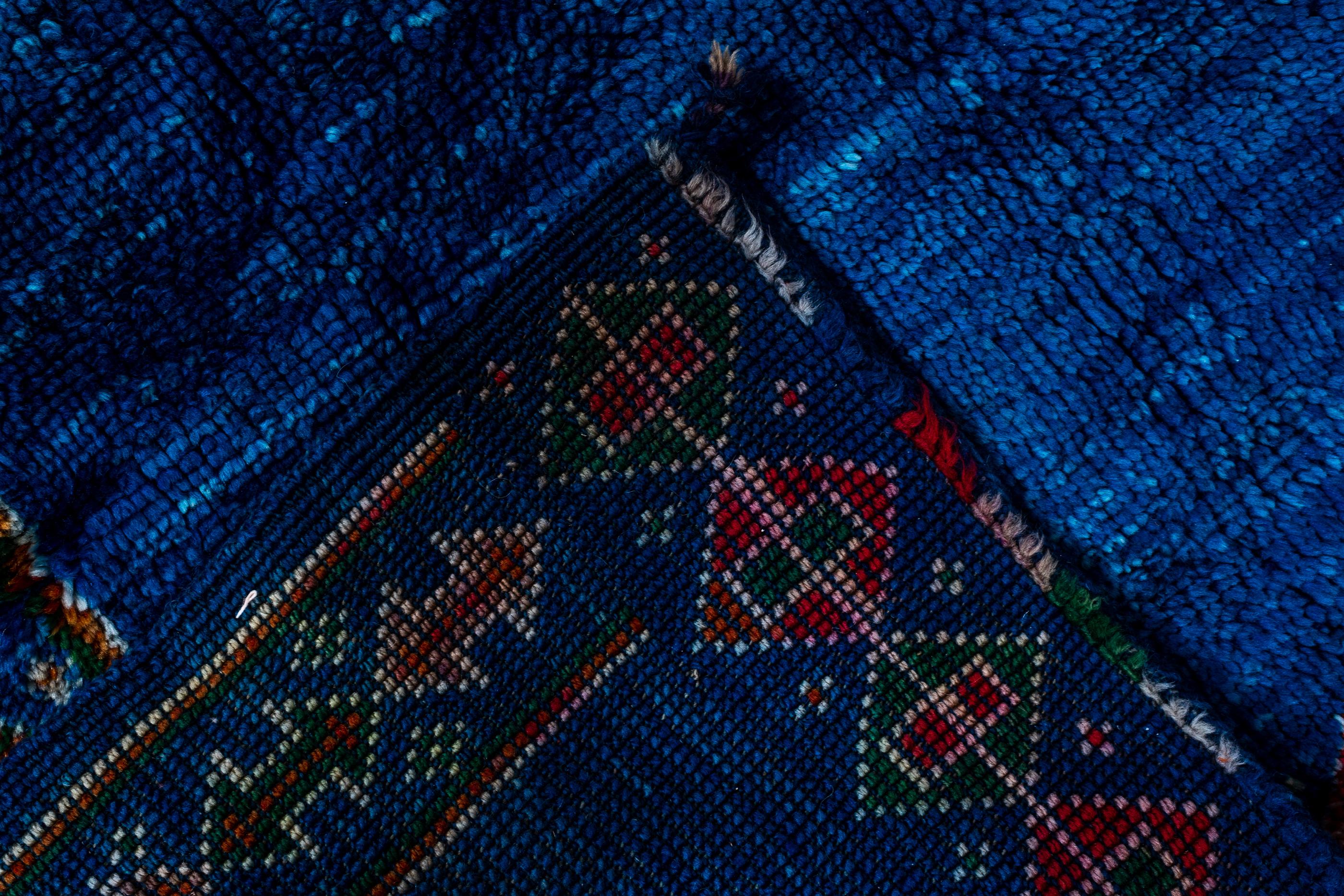 Marokkanischer königsblauer Vintage-Teppich (Mitte des 20. Jahrhunderts) im Angebot