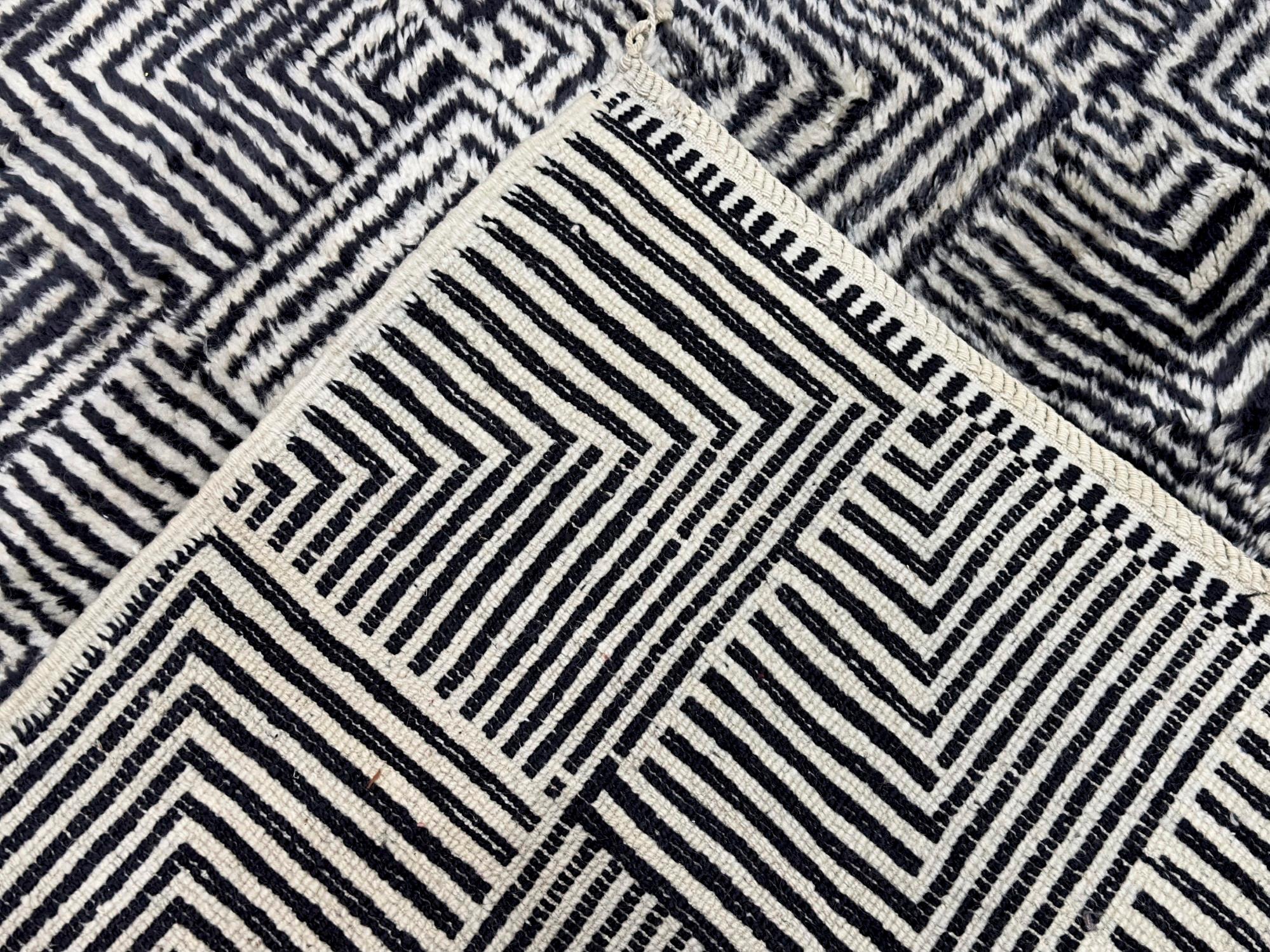 Tapis marocain vintage 10'5 x 12'9 en vente 3