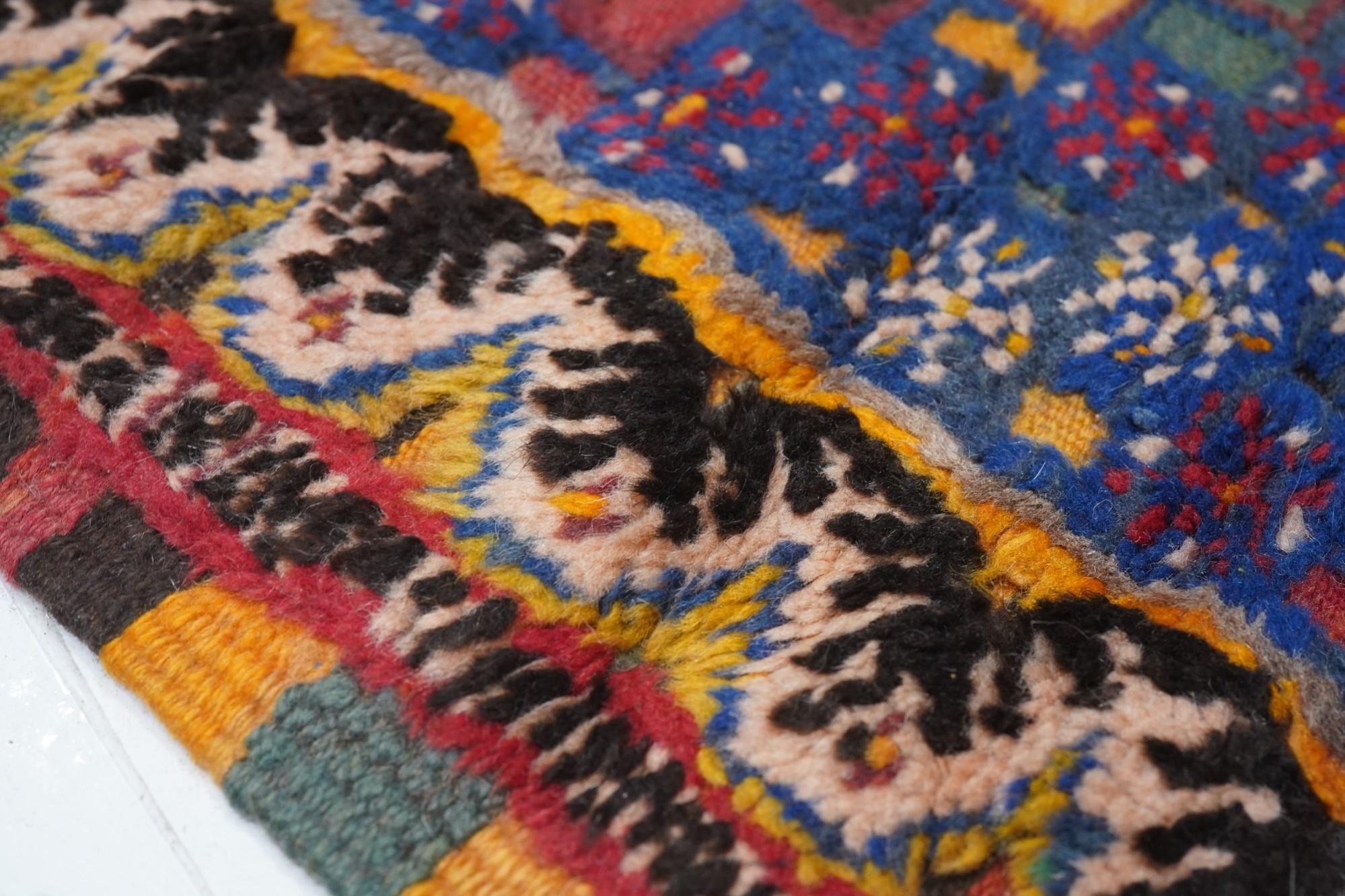Vintage Marokkanischer Teppich 2'4'' x 5'5'' (Mitte des 20. Jahrhunderts) im Angebot