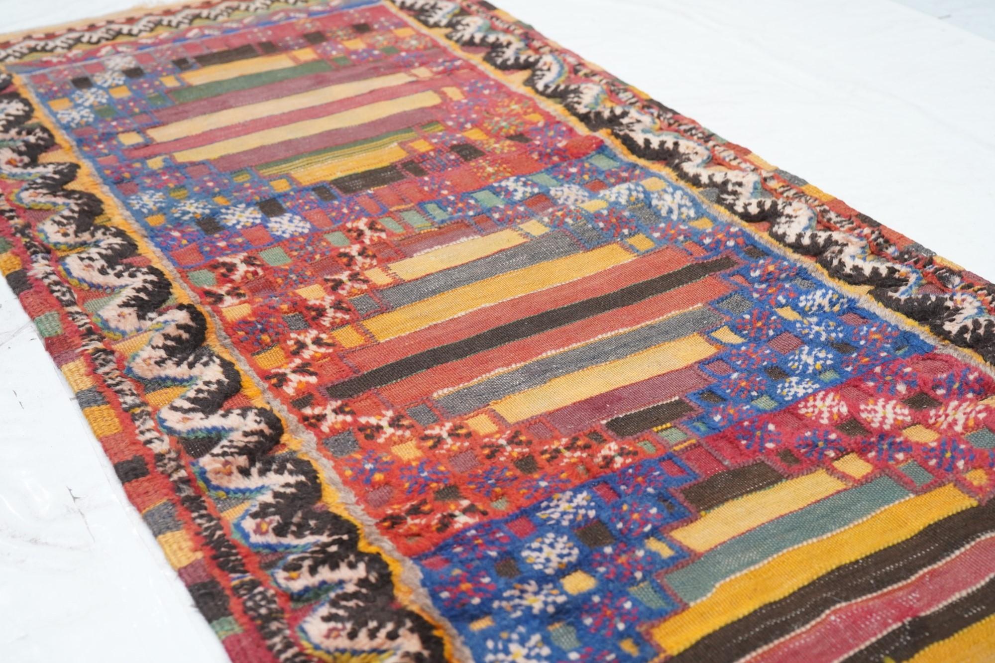 Vintage Marokkanischer Teppich 2'4'' x 5'5'' im Angebot 1