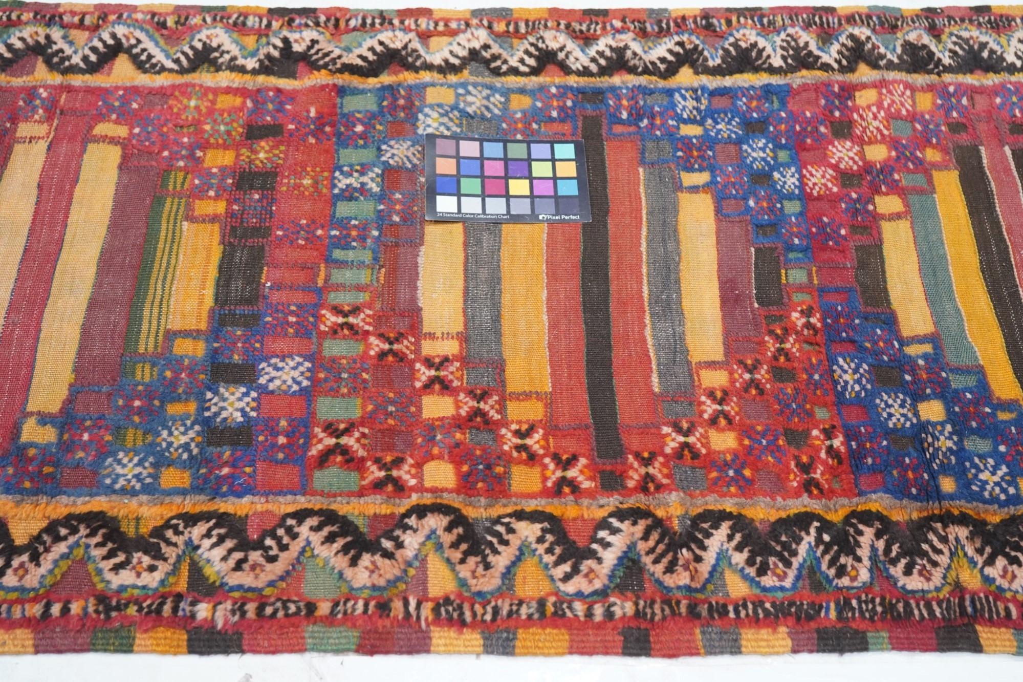 Vintage Marokkanischer Teppich 2'4'' x 5'5'' im Angebot 2