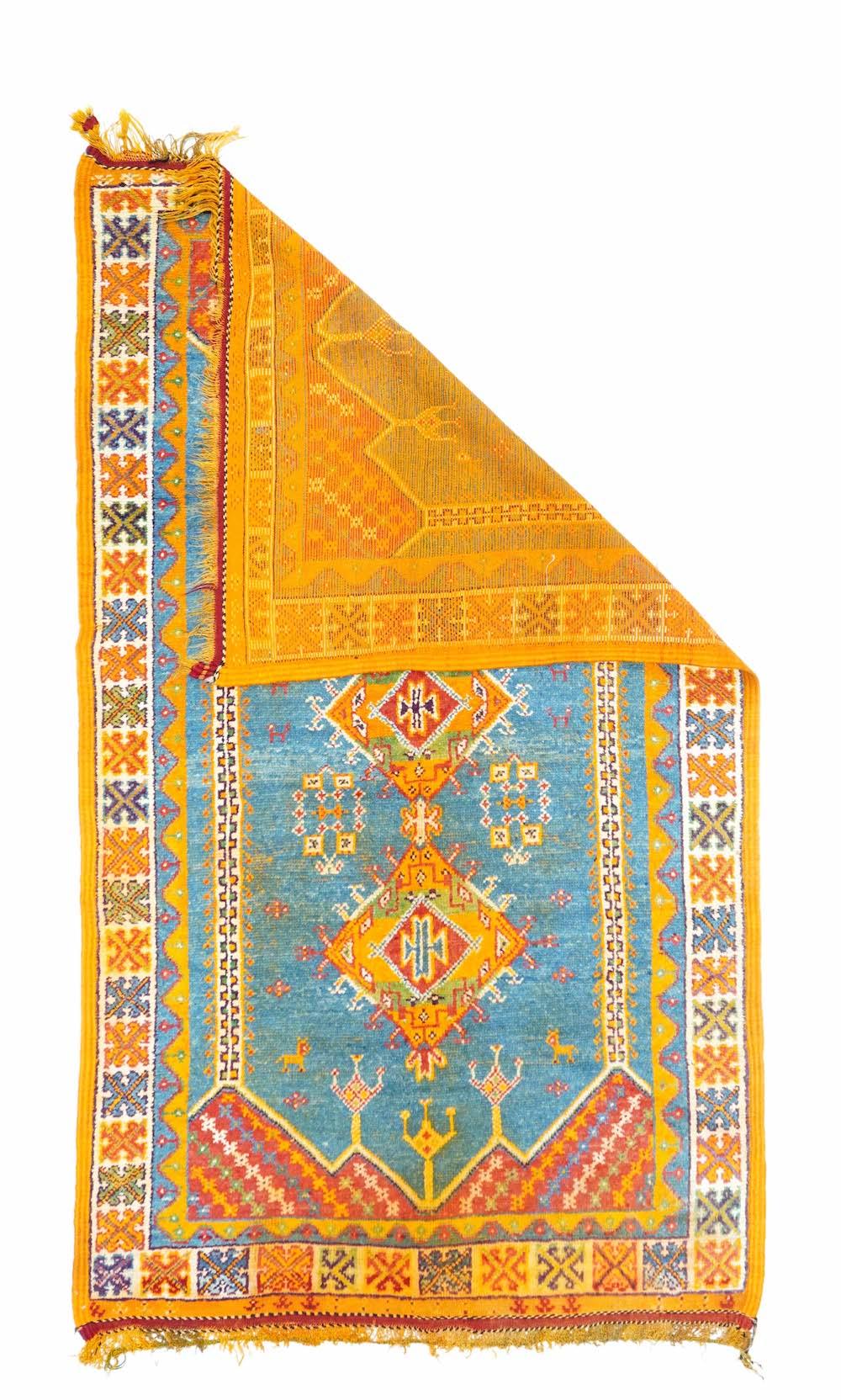 Vintage Moroccan Rug 4'4'' x 7'7''. Dieser rustikale Vintage-Teppich aus Rabat zeigt ein geteiltes und spitz zulaufendes himmelblaues Feld, das mit Schmuckanhängern, verschachtelten Diamanten und kleinen Tieren verziert ist. Seitliche cremefarbene