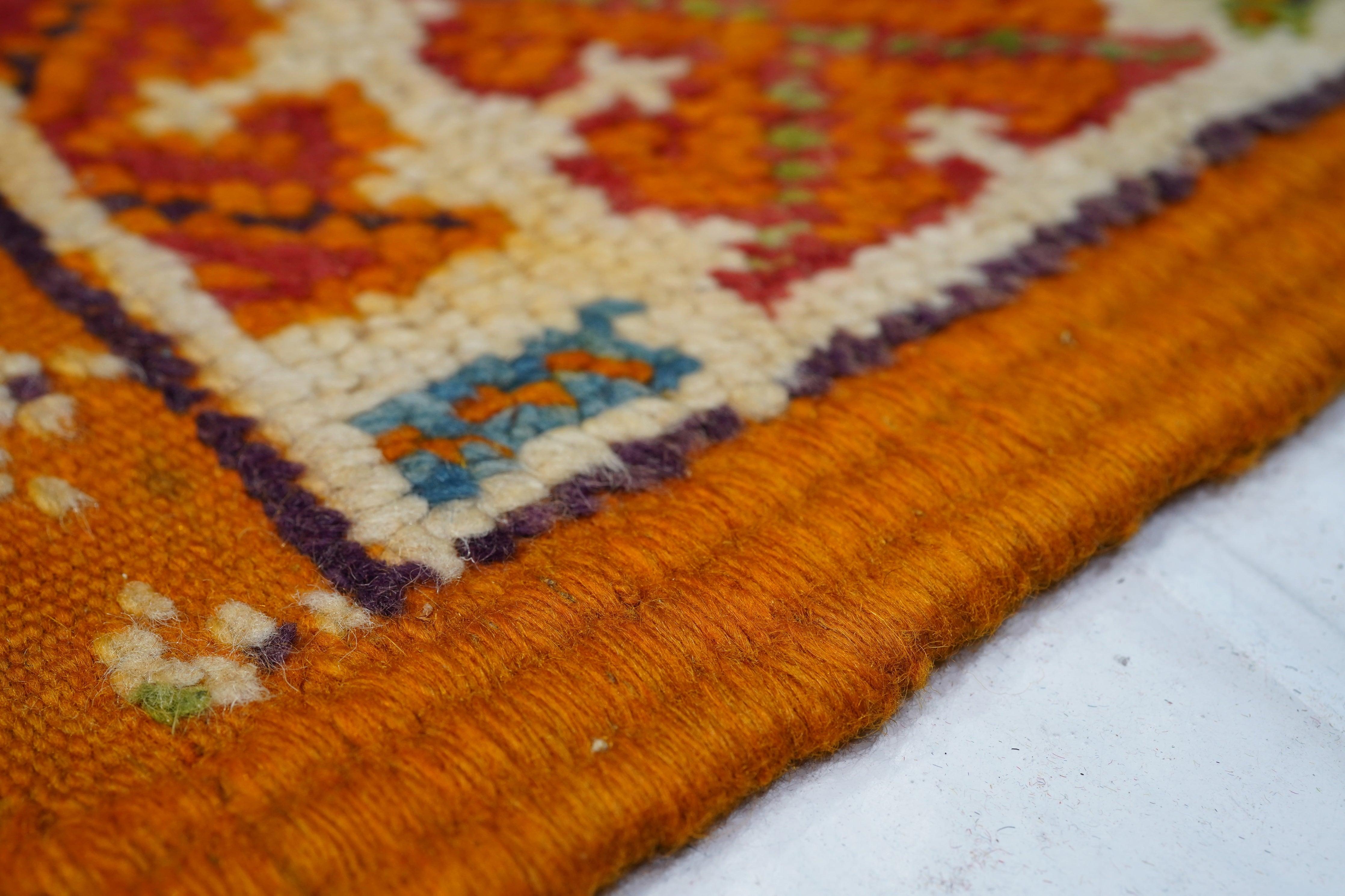 Marokkanischer Vintage-Teppich 4'4'' x 7'7'' (20. Jahrhundert) im Angebot