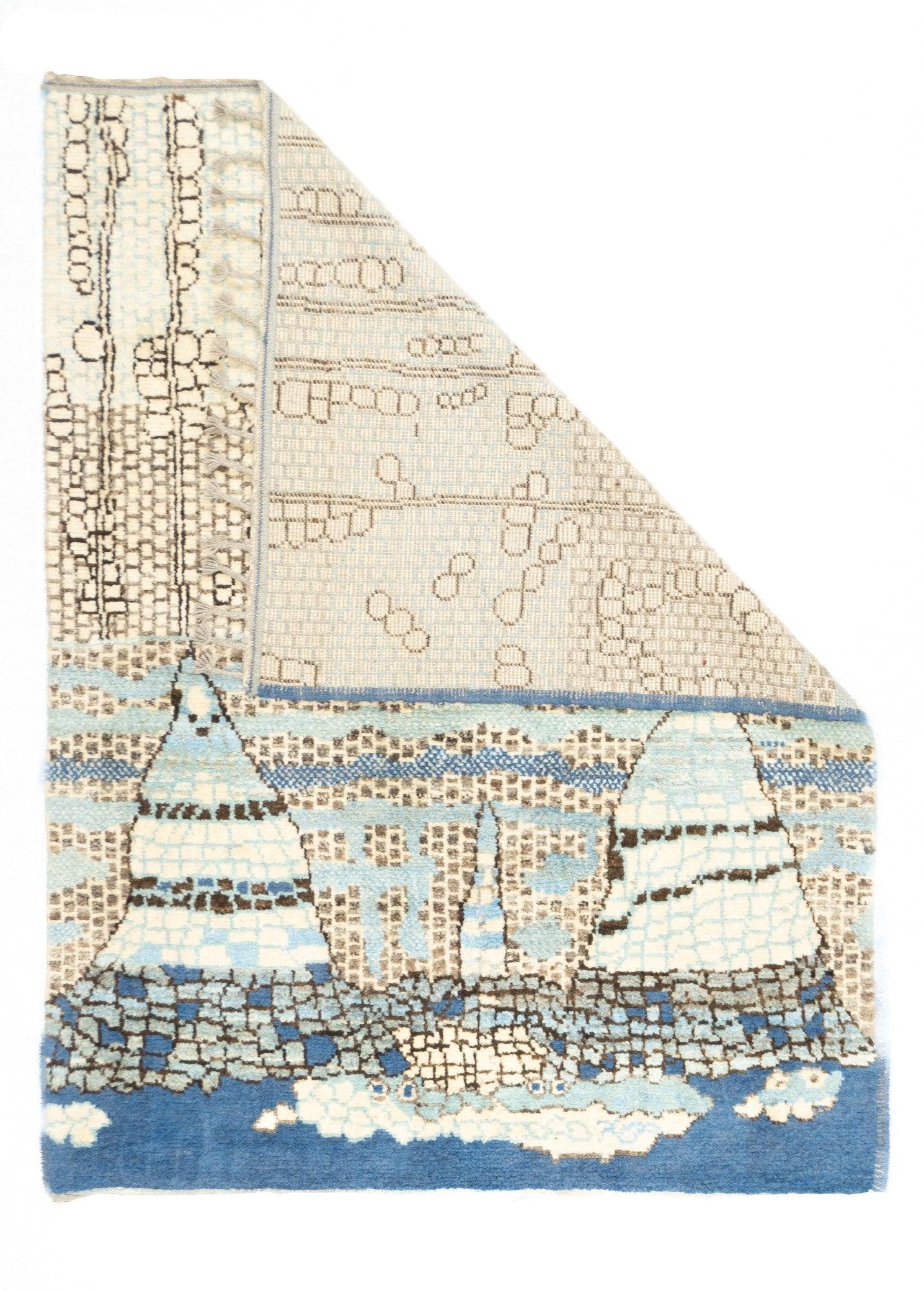 Tappeto marocchino vintage 5'3'' x 6'11''. Totalmente selvaggia, con due montagne coniche complete e tassellate in basso, con una tenda a mosaico che si alza dietro, il tutto in blu medio, marrone scuro, crema e paglia. Nessun confine. Le nuvole