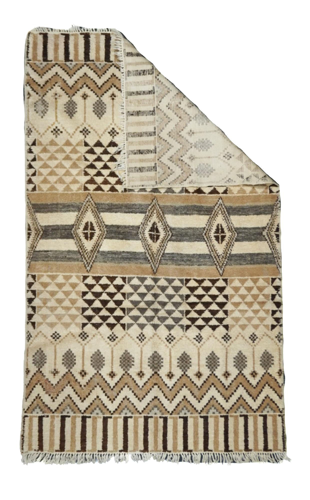 Alfombra marroquí vintage 5'6'' x 9'1''. En crudo y tonos marrones, esta alfombra rústica de pelo largo muestra rayas verticales en los extremos, una franja central de rombos y rayas al estilo del sudoeste, y paneles de pequeños triángulos y