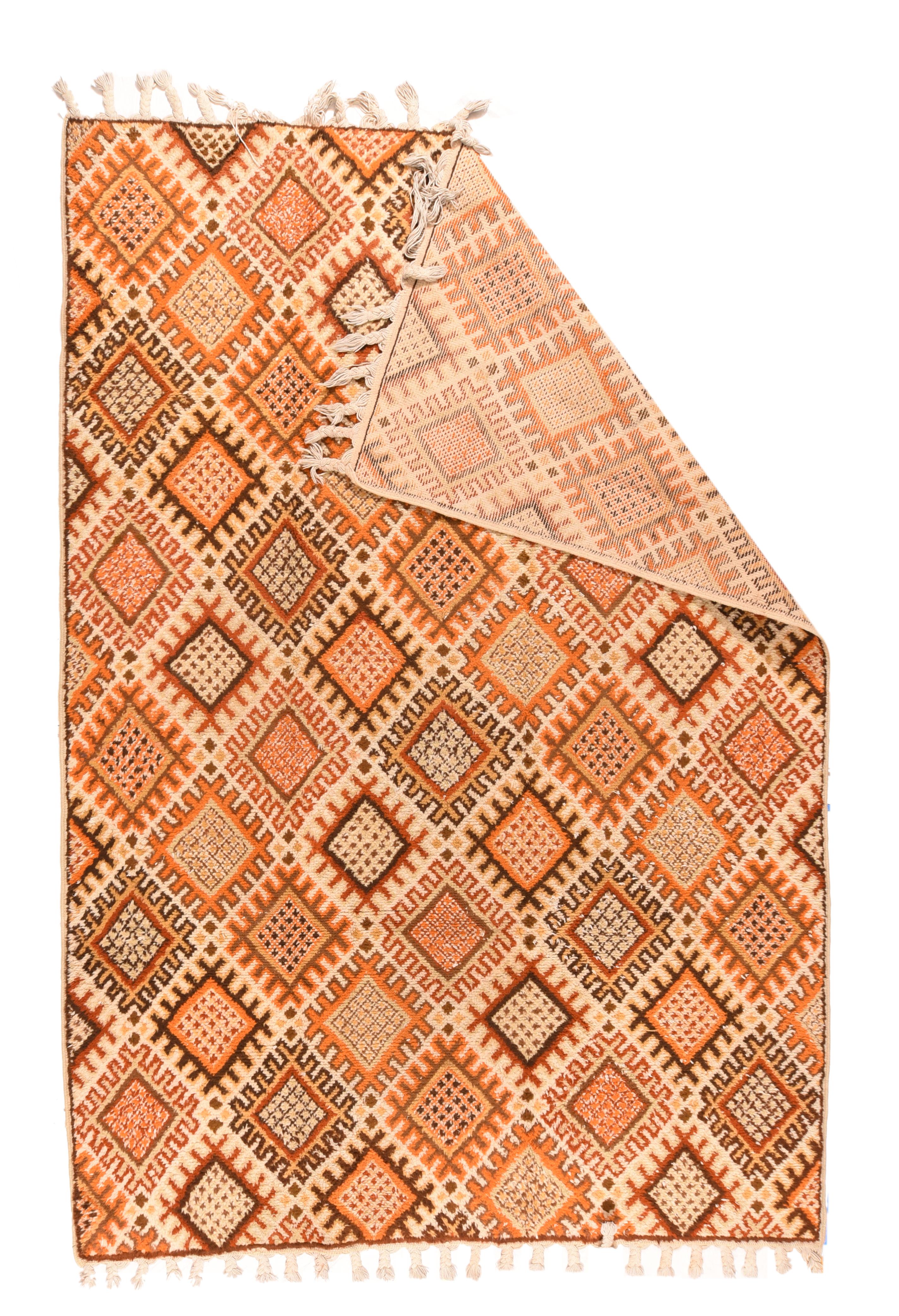 Vintage Moroccan Rug 6'8'' x 9'9''. Das üppige ecrufarbene, im Wesentlichen randlose Feld ist gleichmäßig mit gerasterten Rauten mit Kreuzschraffur in Rot-, Stroh-, Goldruten-, Mandarinen-, Rost- und Schokoladentönen bedeckt. Grundlage Baumwolle.
