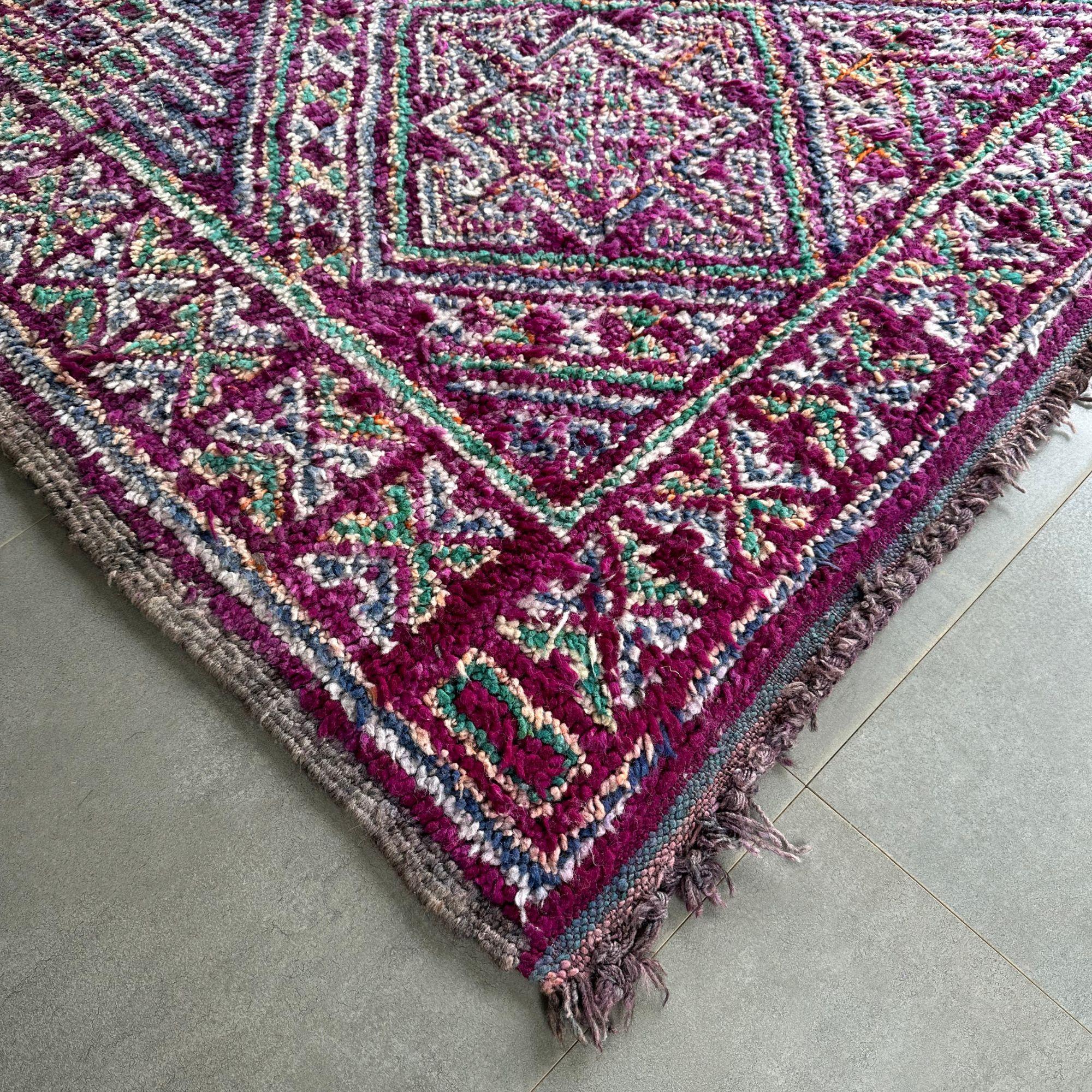 XXI secolo e contemporaneo Tappeto marocchino vintage - capolavoro di 80 anni fa in vendita