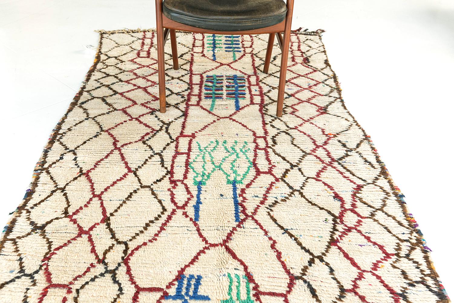 Ein raffinierter marokkanischer Azilal-Stammes-Teppich im Vintage-Stil, der mit seiner minimalistischen Ausstrahlung Ihren stilvollen Geist verführen wird. Mit den erstaunlichen Tönen von Elfenbein, Rot, Mintgrün und Saphirblau, rühmt sich dieser
