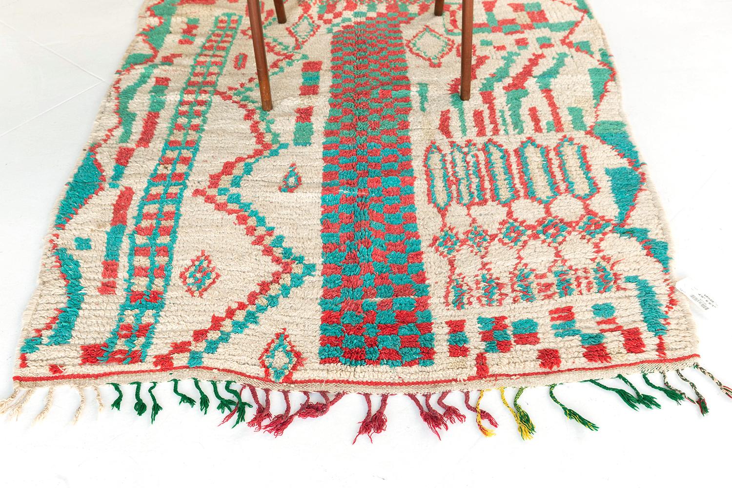 Mit seiner schicken und verführerischen Asymmetrie bietet dieser marokkanische Vintage-Stamm Azilal aus der Atlas-Kollektion ein optisch tadelloses Design. Dieser prächtige Teppich zeigt ein verblüffend vieldeutiges Muster aus karierten Motiven,
