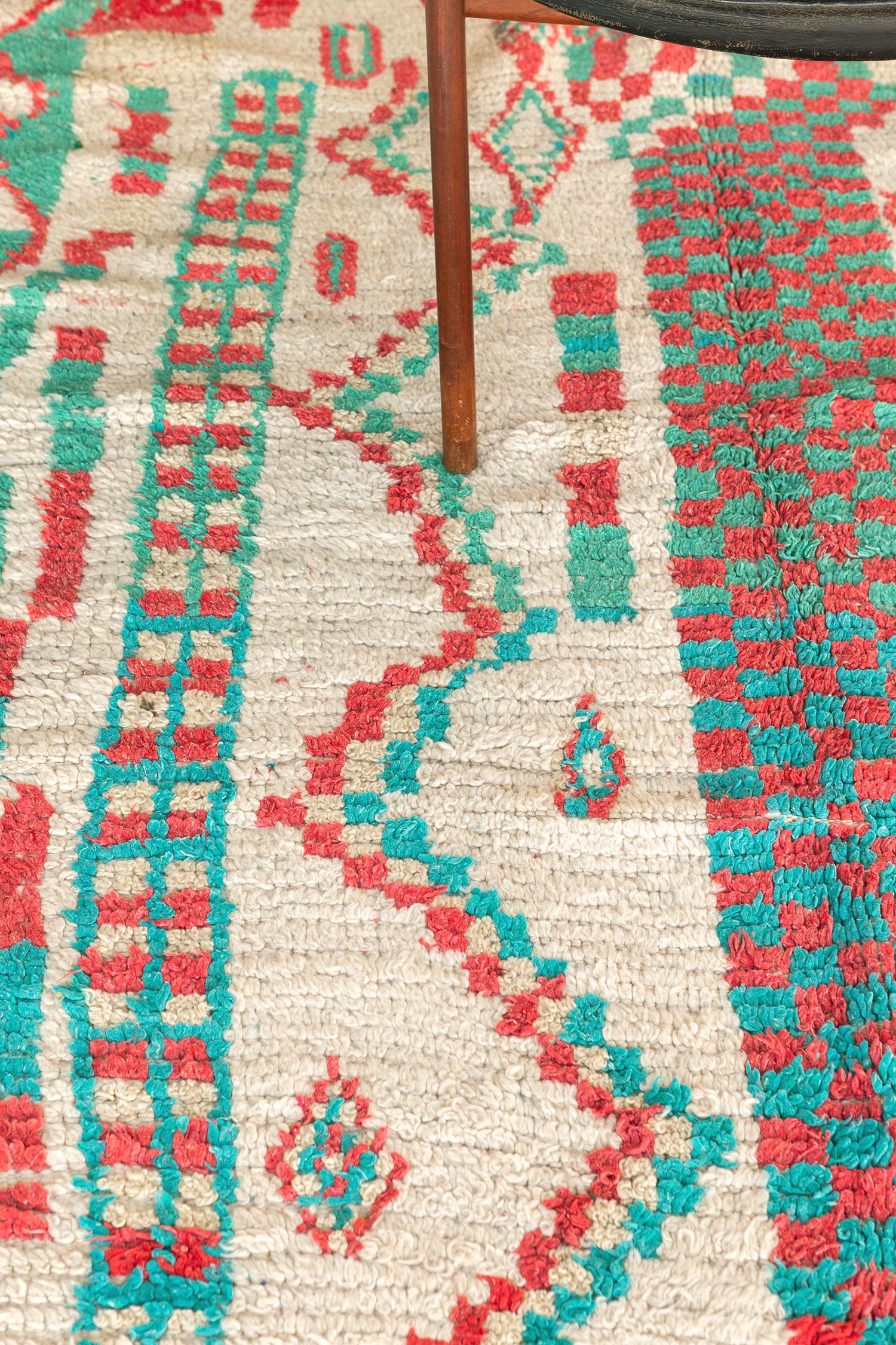 Marokkanischer Teppich aus der Atlas-Kollektion mit Azilal-Stamme im Zustand „Gut“ im Angebot in WEST HOLLYWOOD, CA